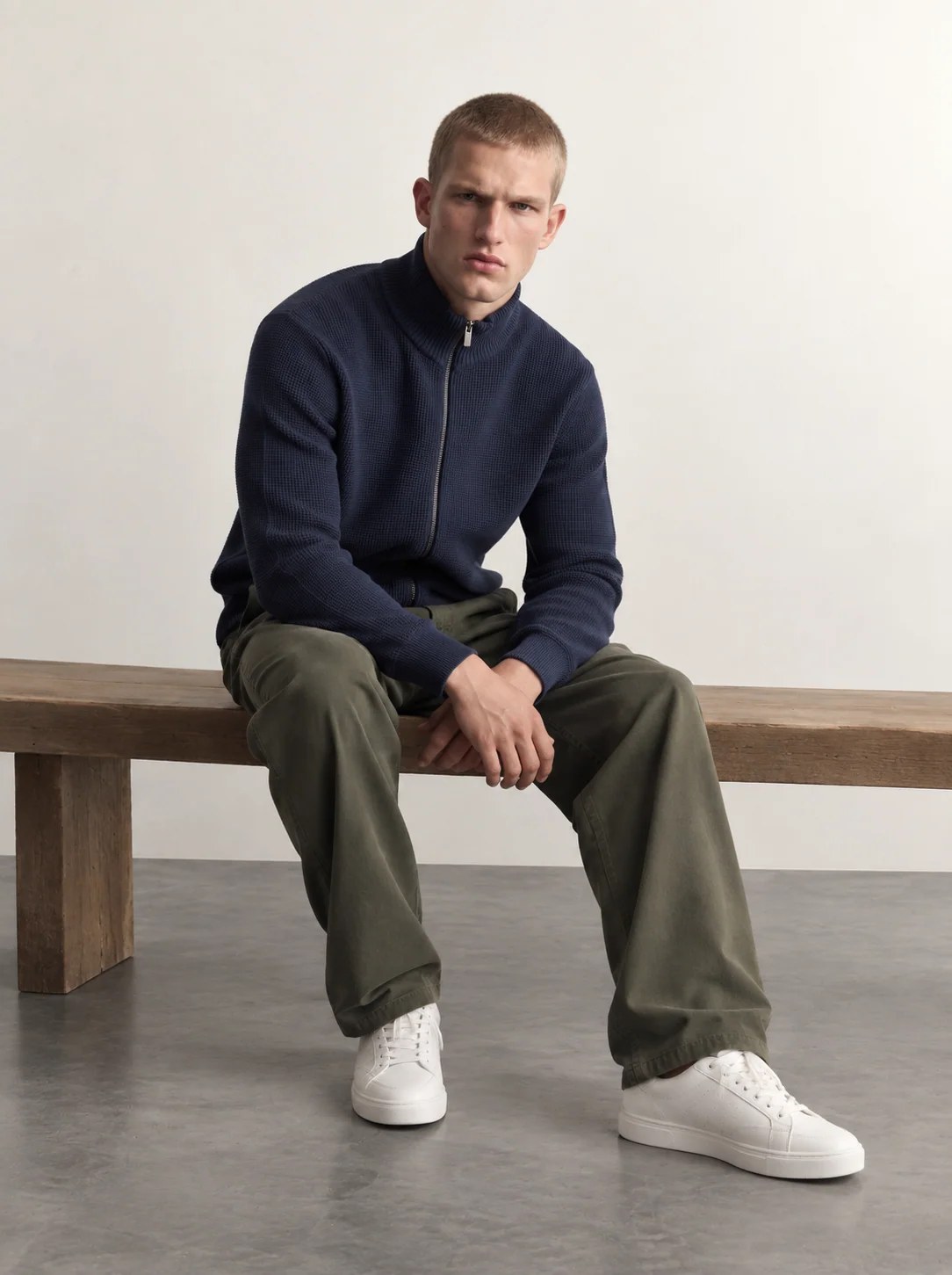 NAVY TEXTURED KNIT ZIP-UP SWEATER W27N
