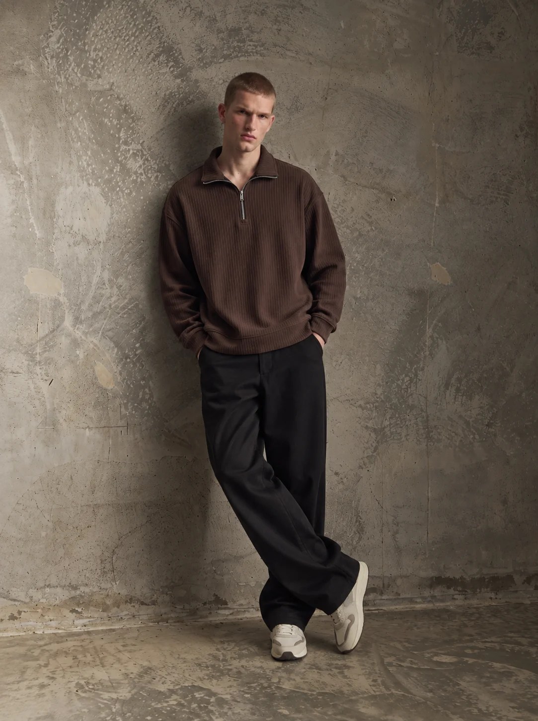 BROWN RIBBED TEXTURED HALF-ZIP OVERSIZED SWEATSHIRT W27N