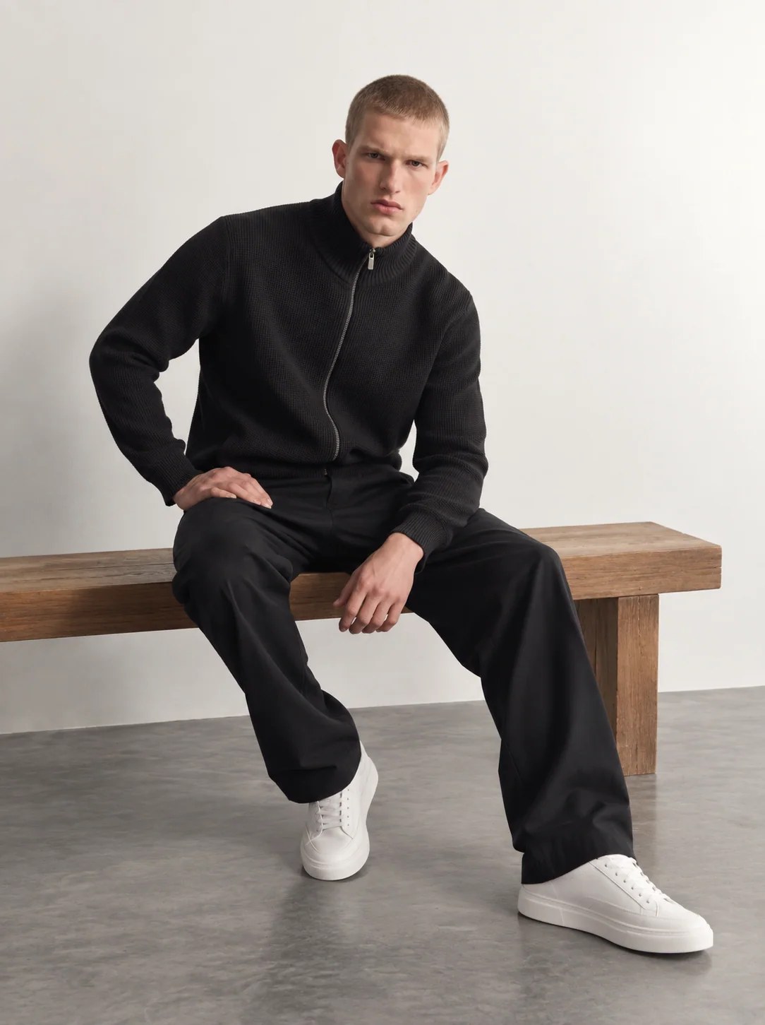 BLACK TEXTURED KNIT ZIP-UP SWEATER W27N