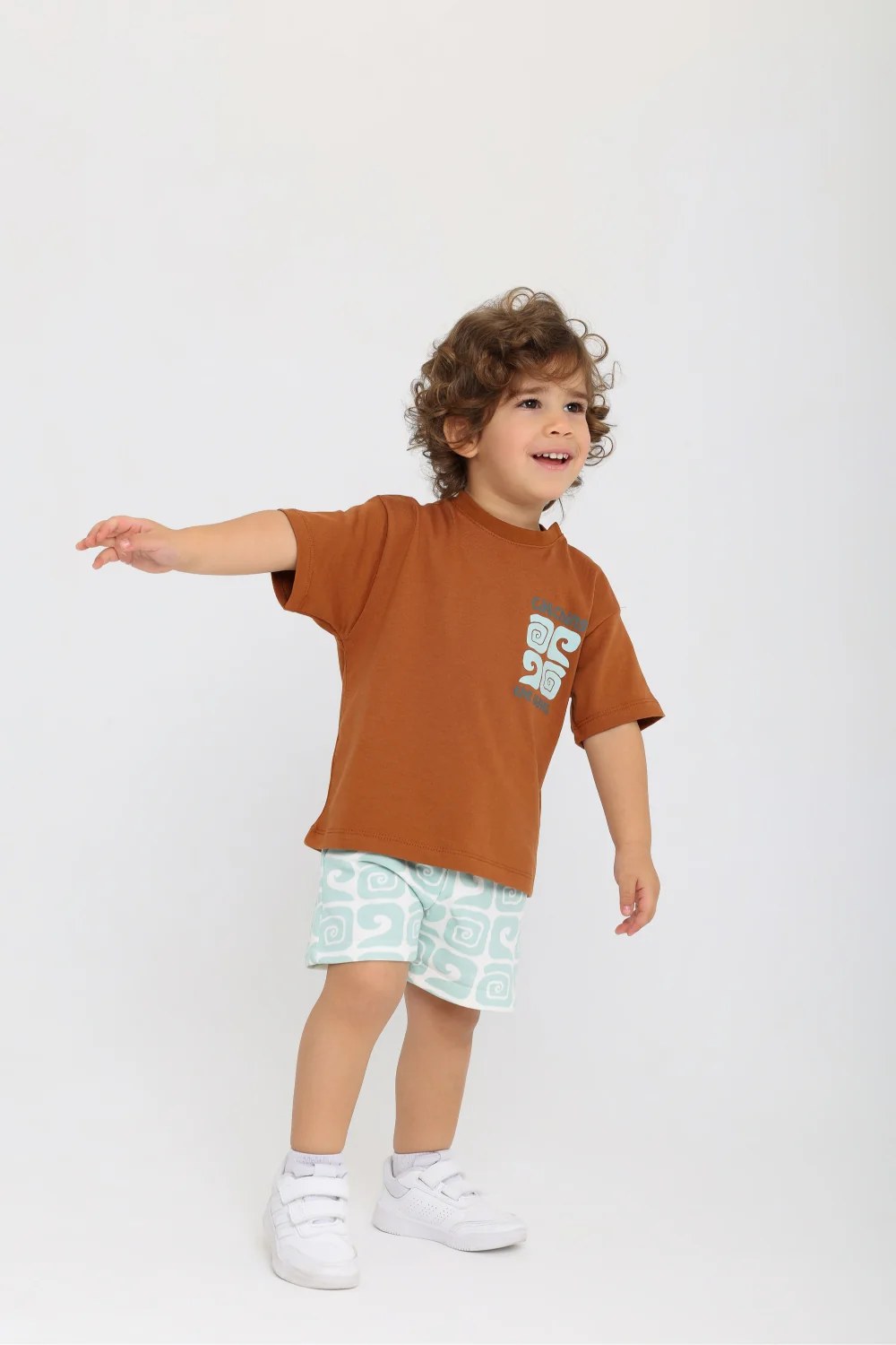 baby boys cotton outfit set – brown & mint with "catching the waves" print