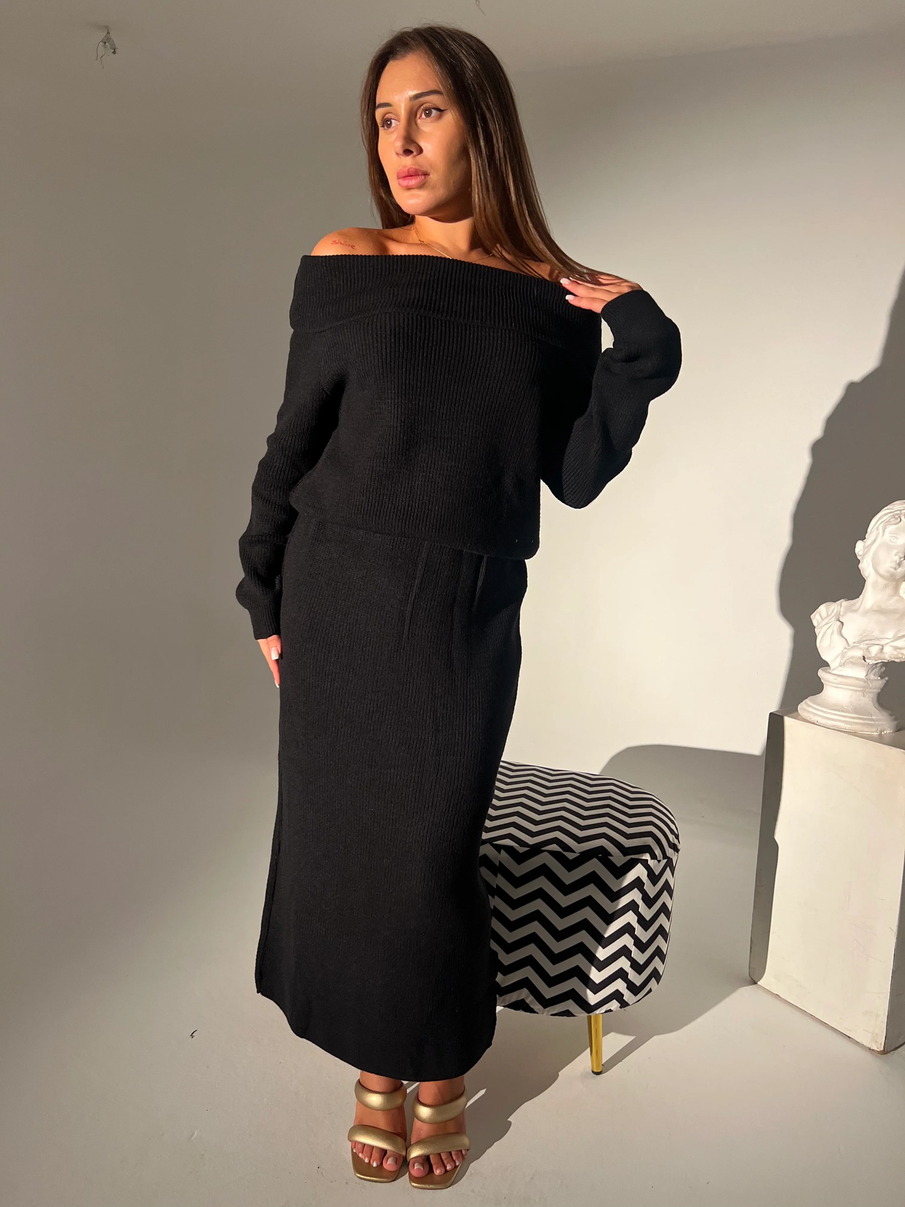 Diva in black skirt