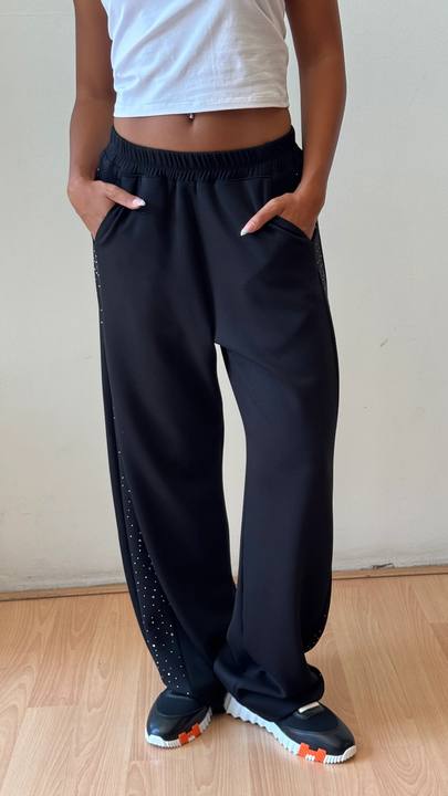 Black sweatpants with diamond on sides