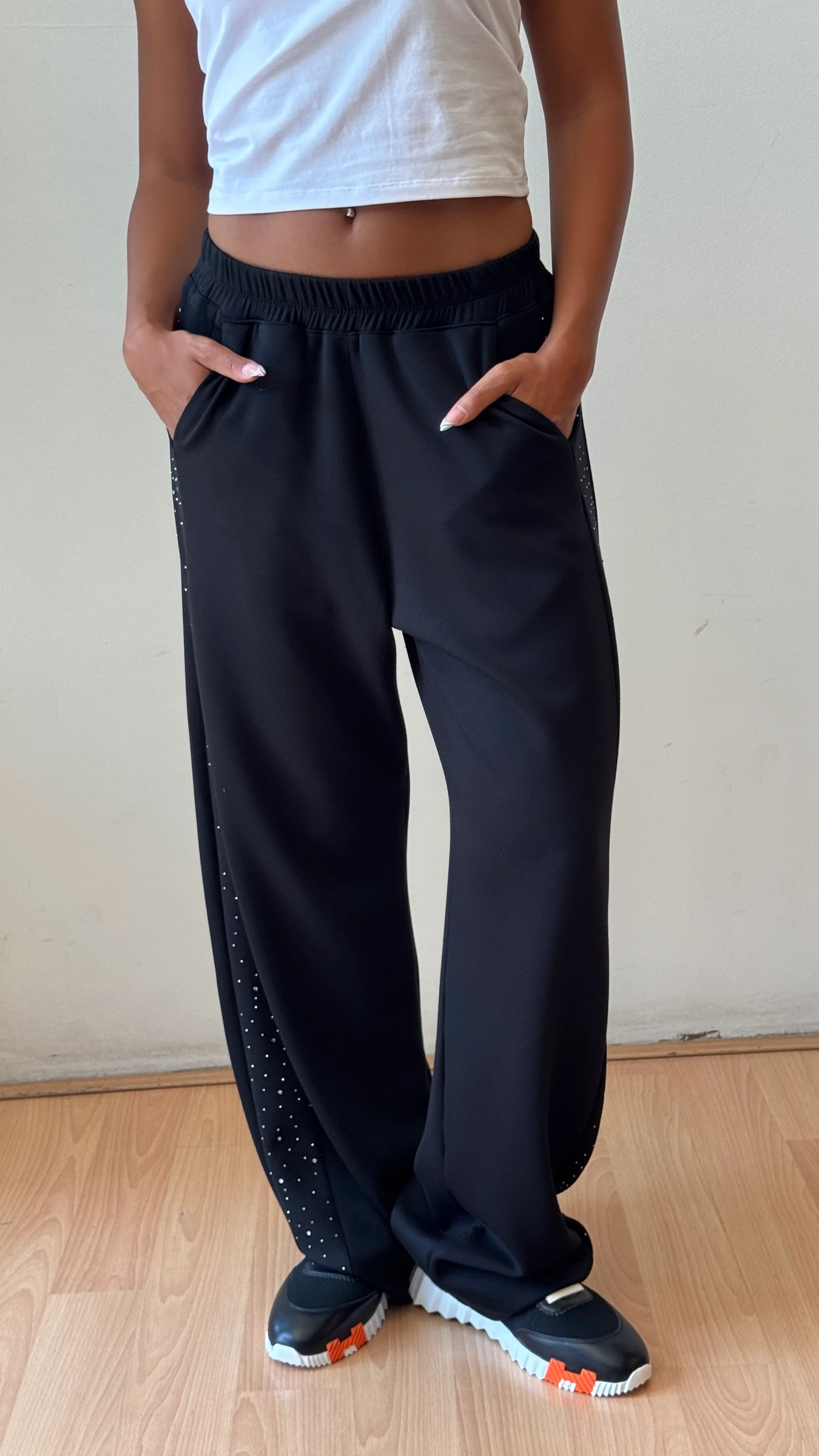 Black sweatpants with diamond on sides