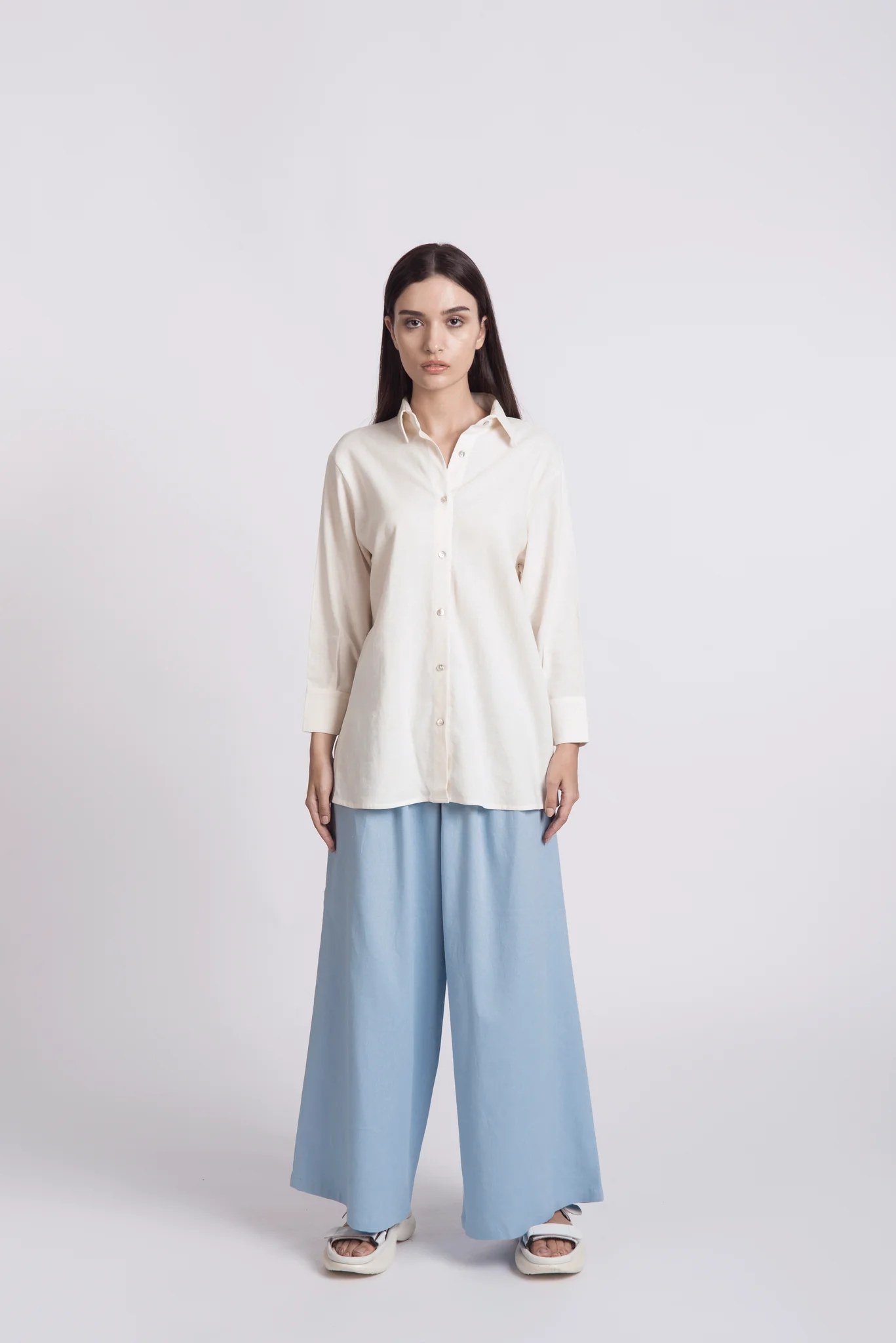 RELAXED LINEN SHIRT.