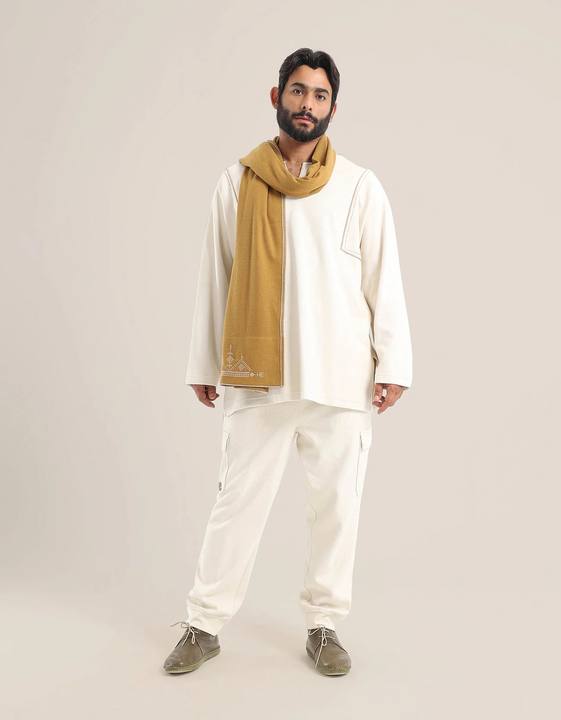 Sweater with round neckline with slits