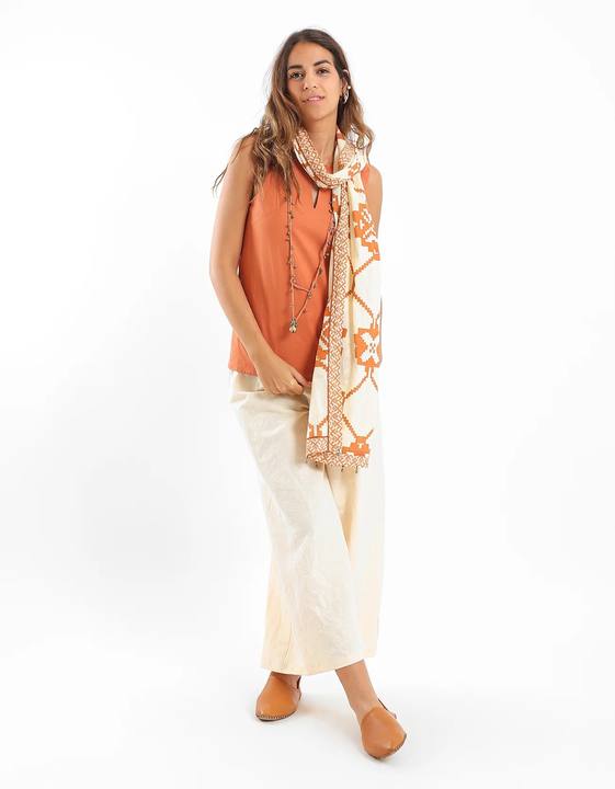 Top sleeveless with a square neckline