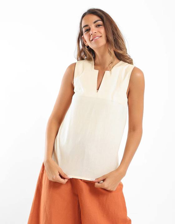 Top sleeveless with a square neckline