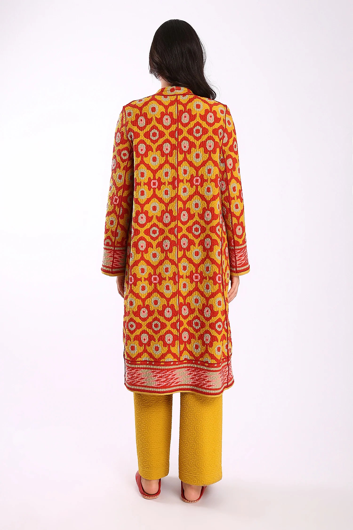 Midi coat  with v-neckline and pockets