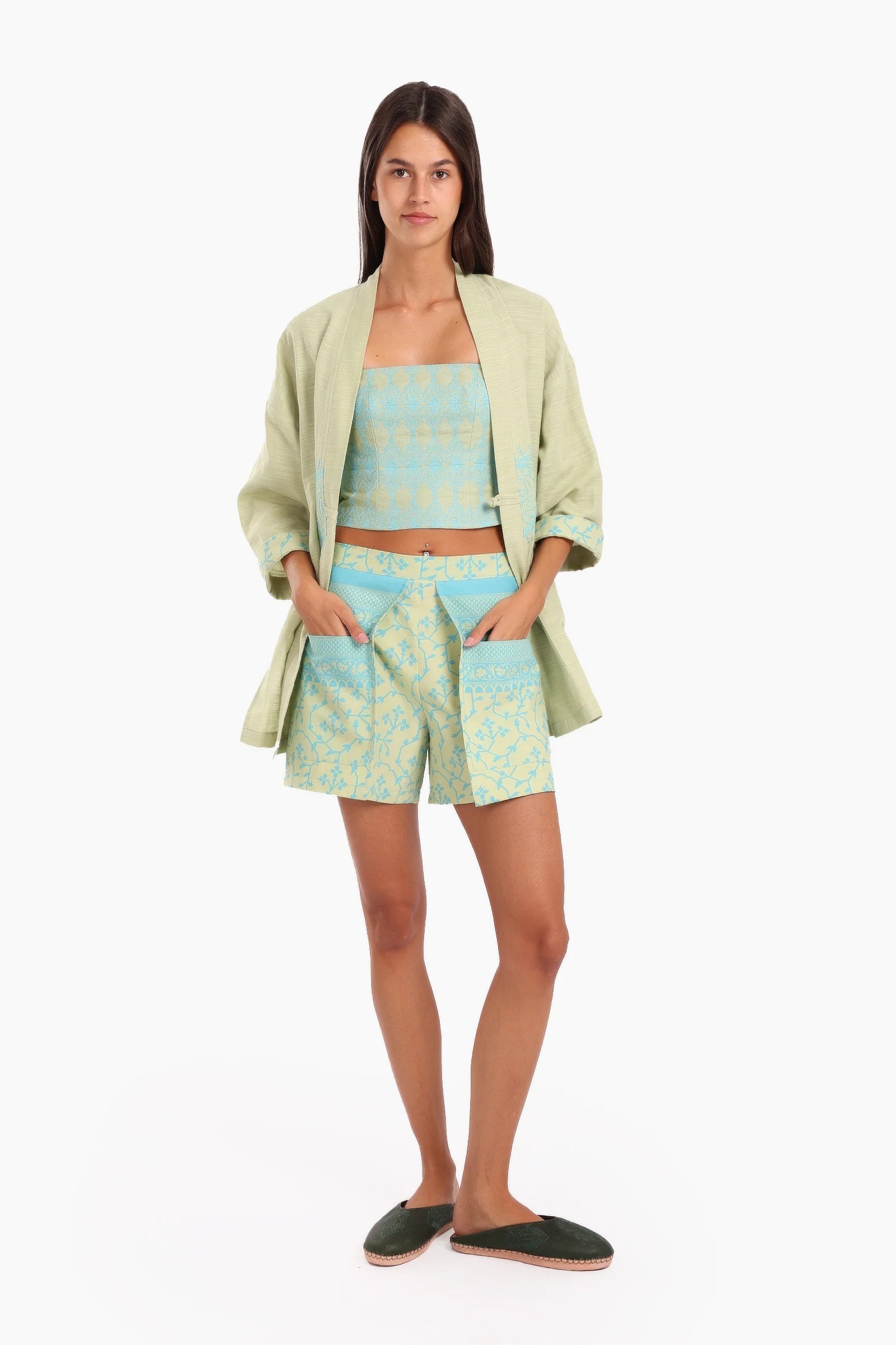 Shorts in printed cotton with front flaps