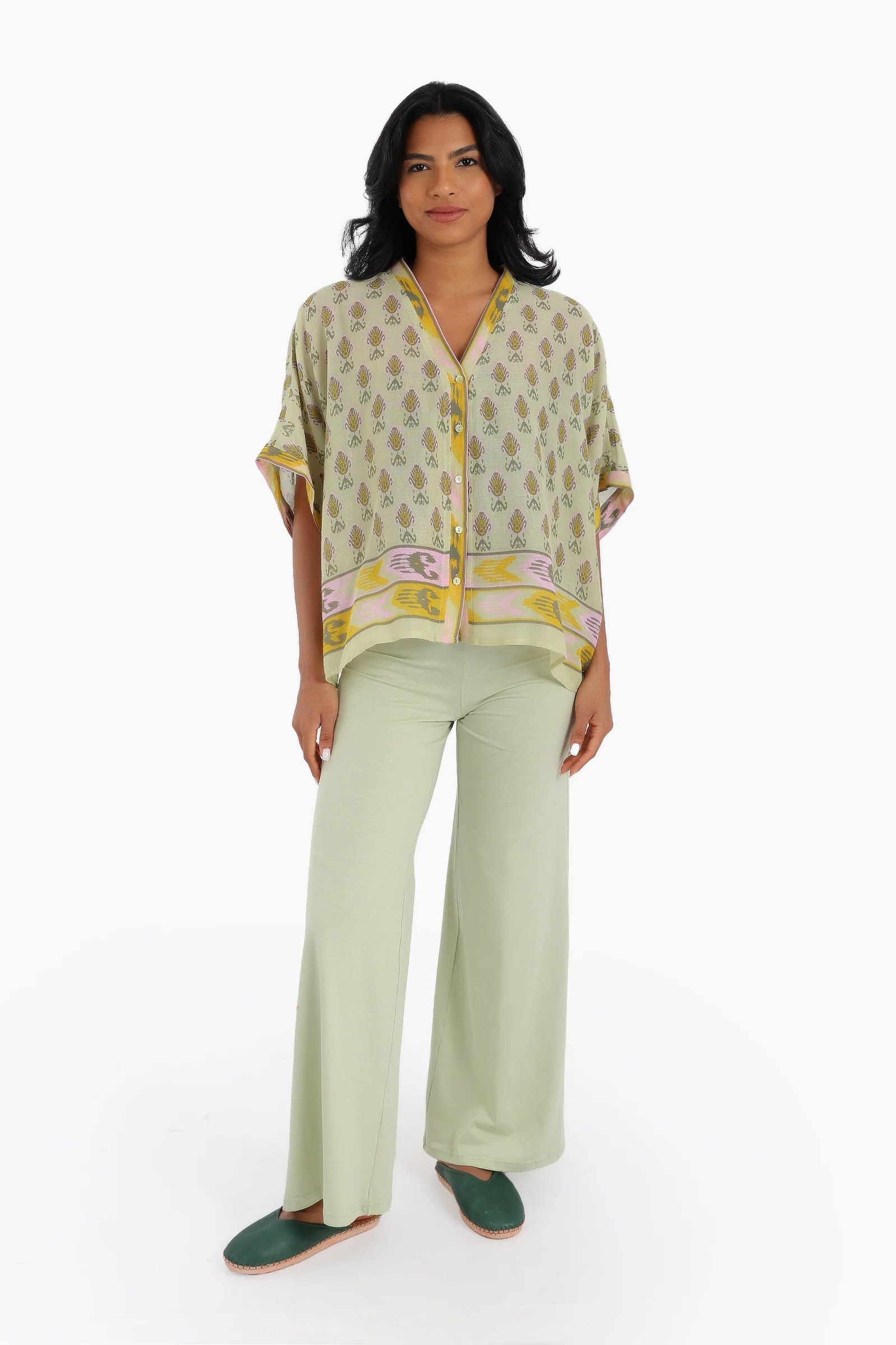 Pants in cotton jersey with wide leg at the bottom.