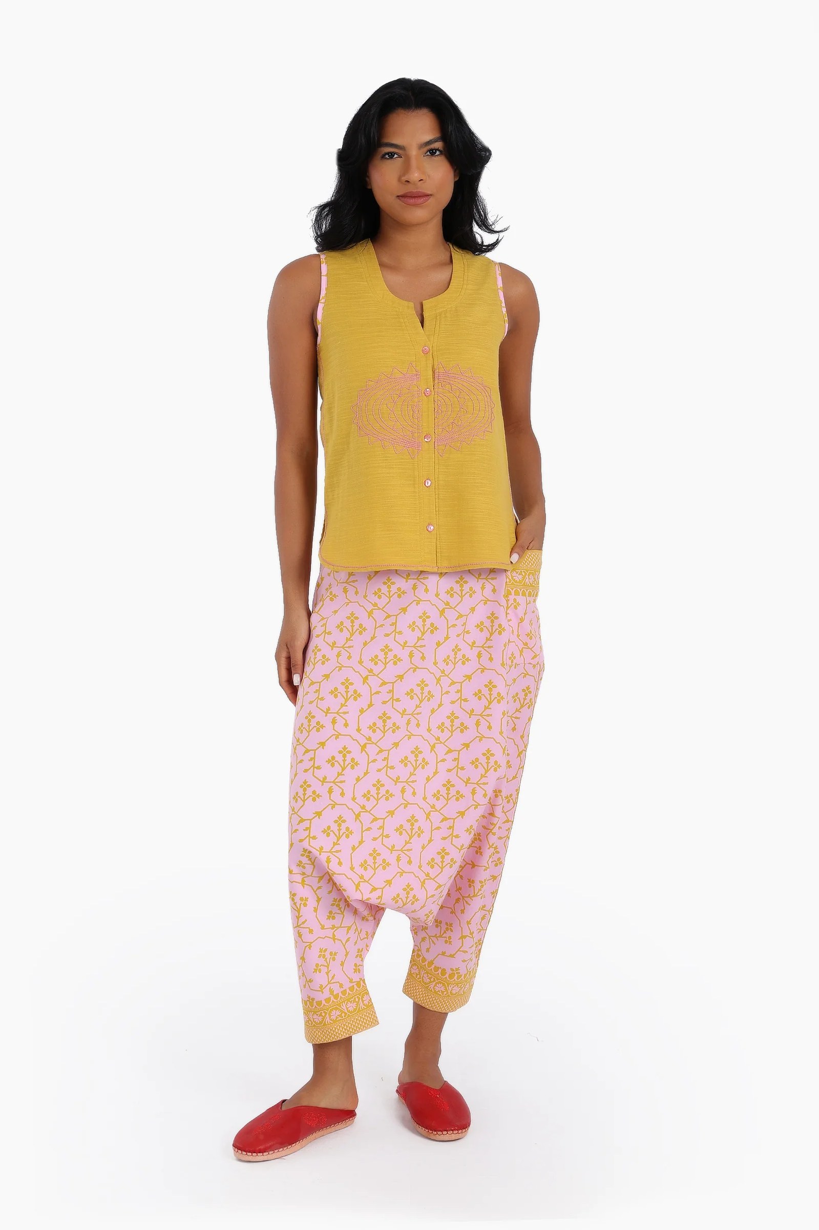 Embroidery short sleeveless top with round neckline