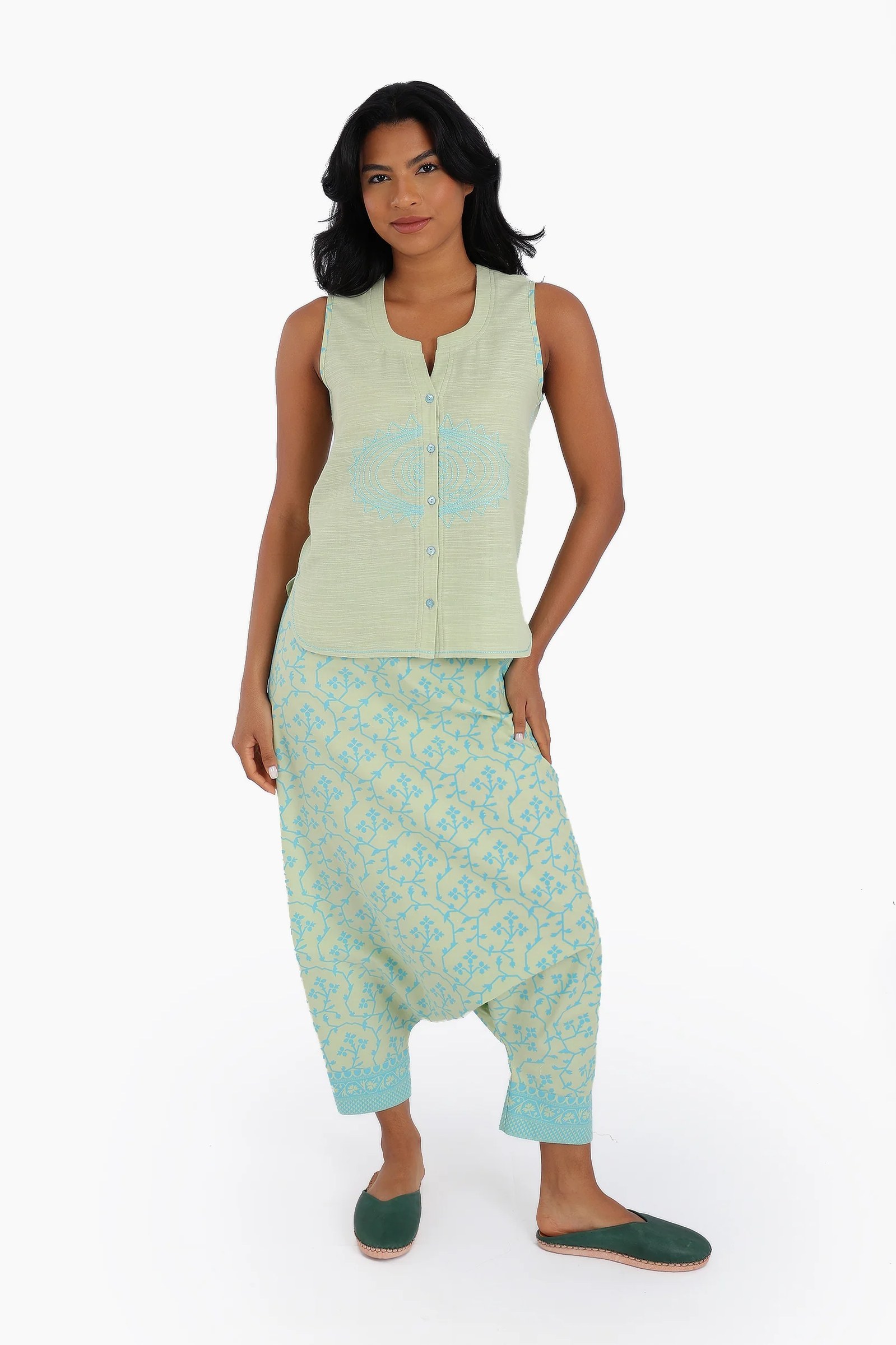 Embroidery short sleeveless top with round neckline