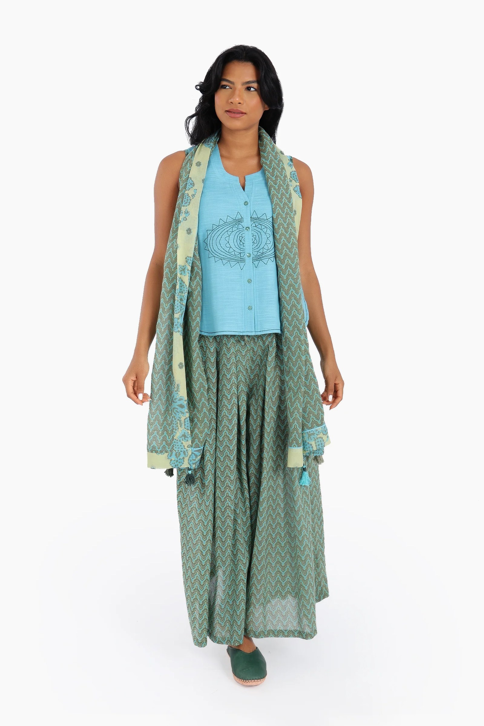Embroidery short sleeveless top with round neckline