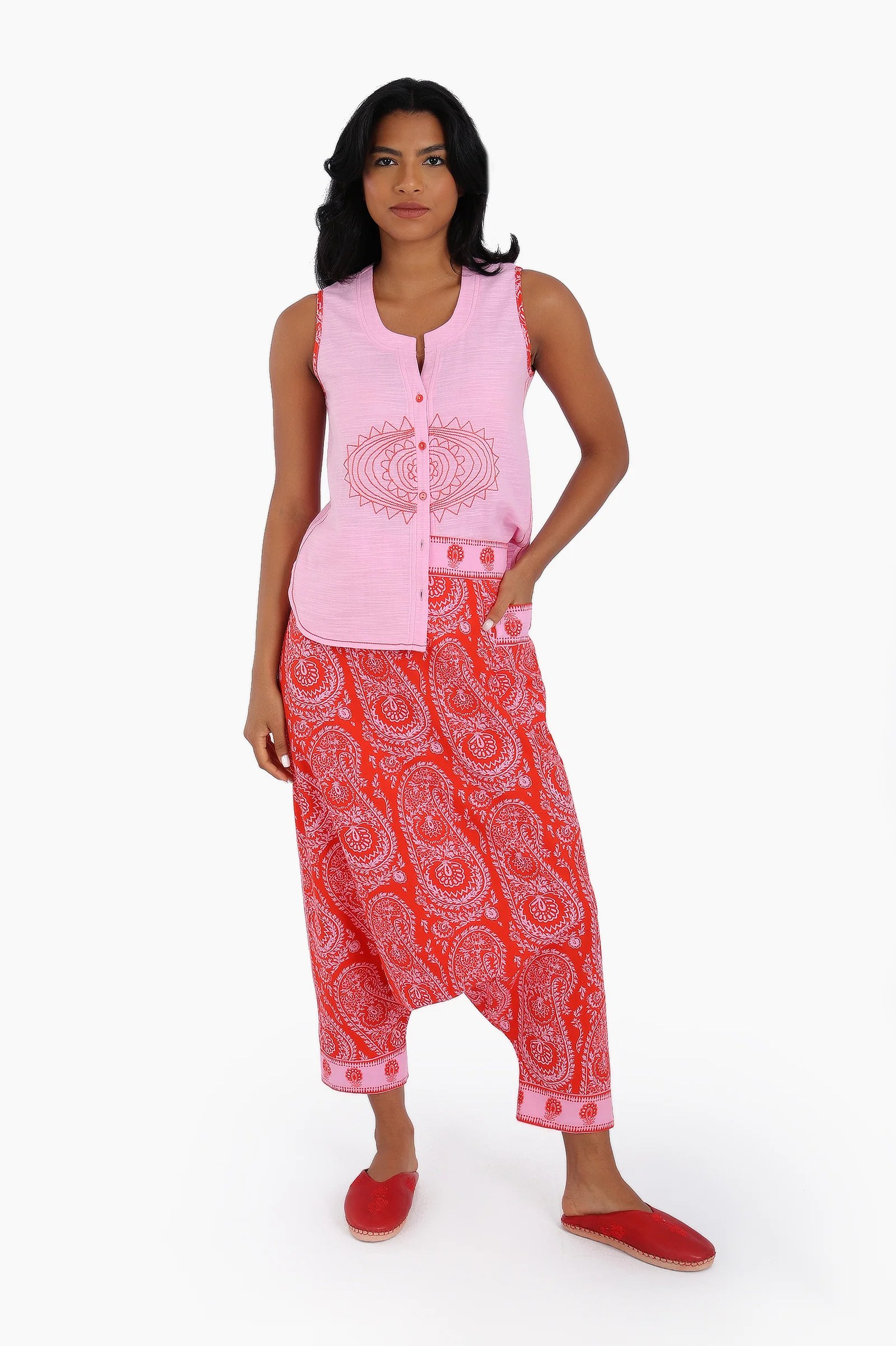 Embroidery short sleeveless top with round neckline