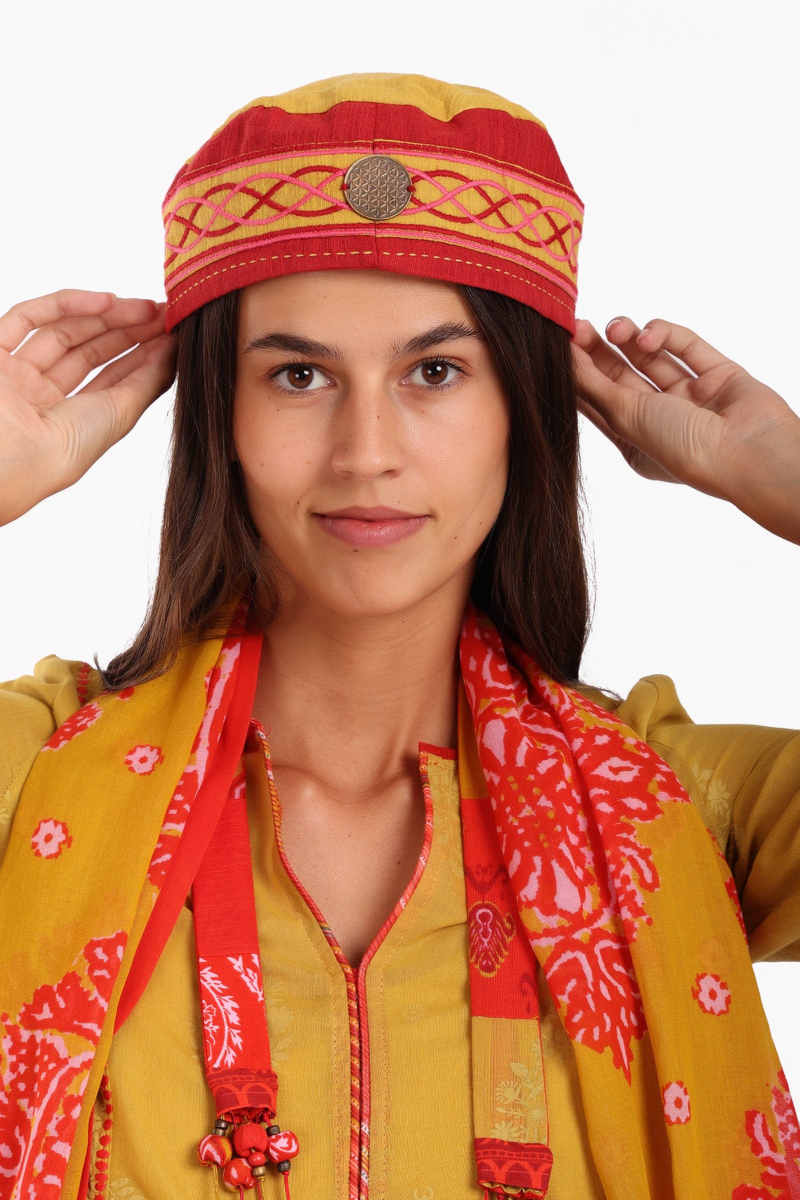 Double sided hat in cotton embroidered