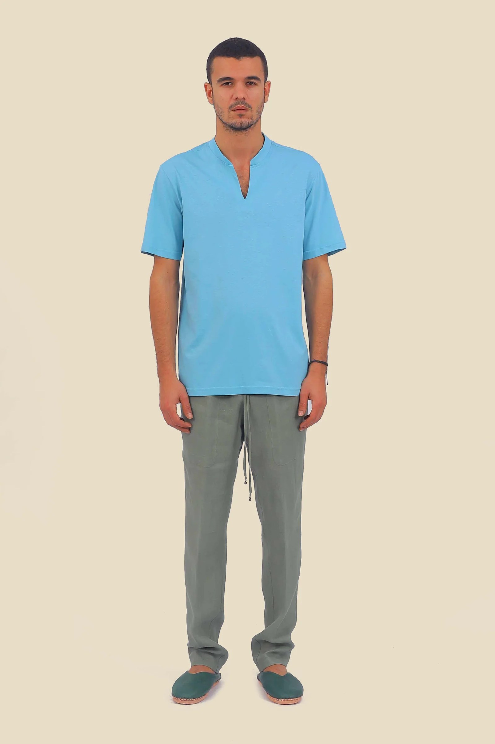 T-Shirt in cotton with round neckline with front opening