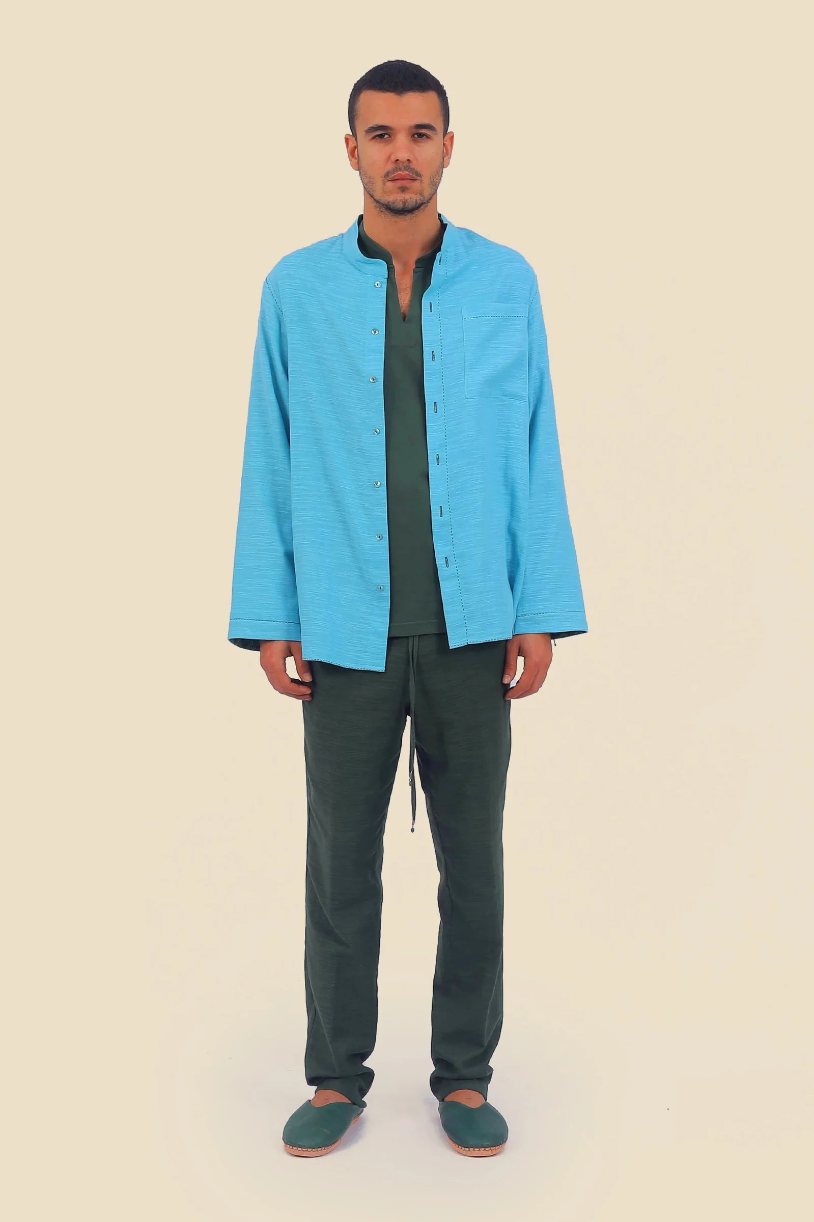 Shirt in cotton with contrast color stitching