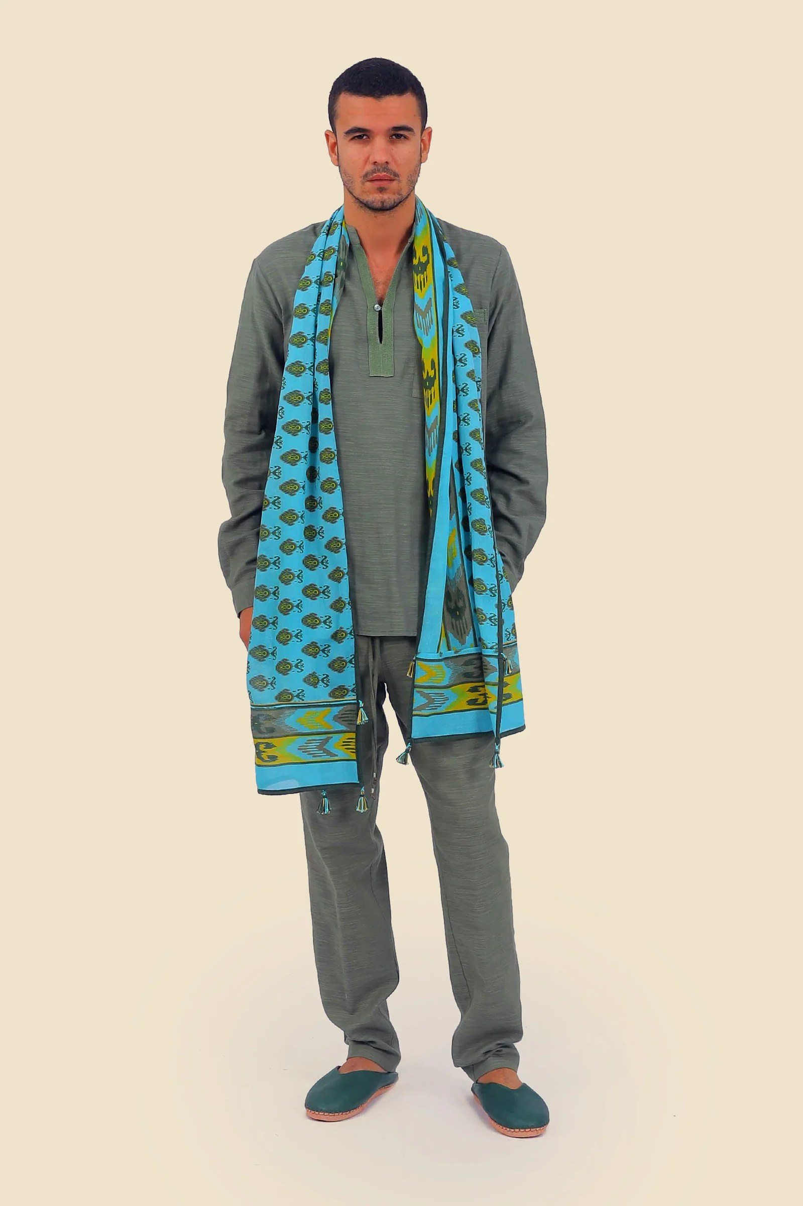 Shirt in cotton slub with high collar with slit