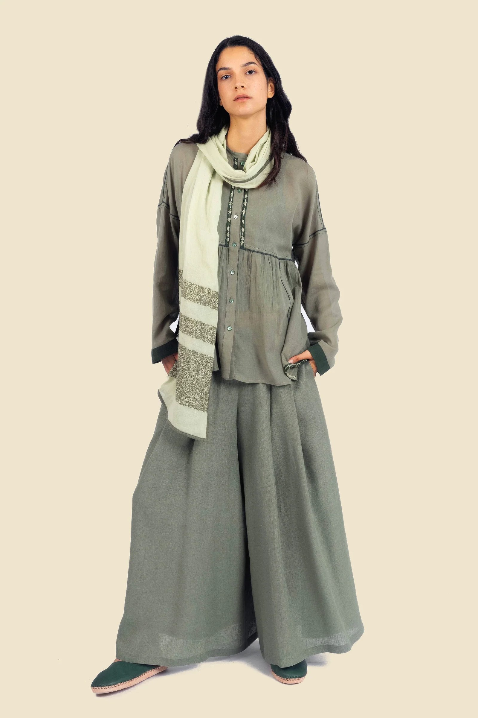 Shirt in voile with button down and round neckline