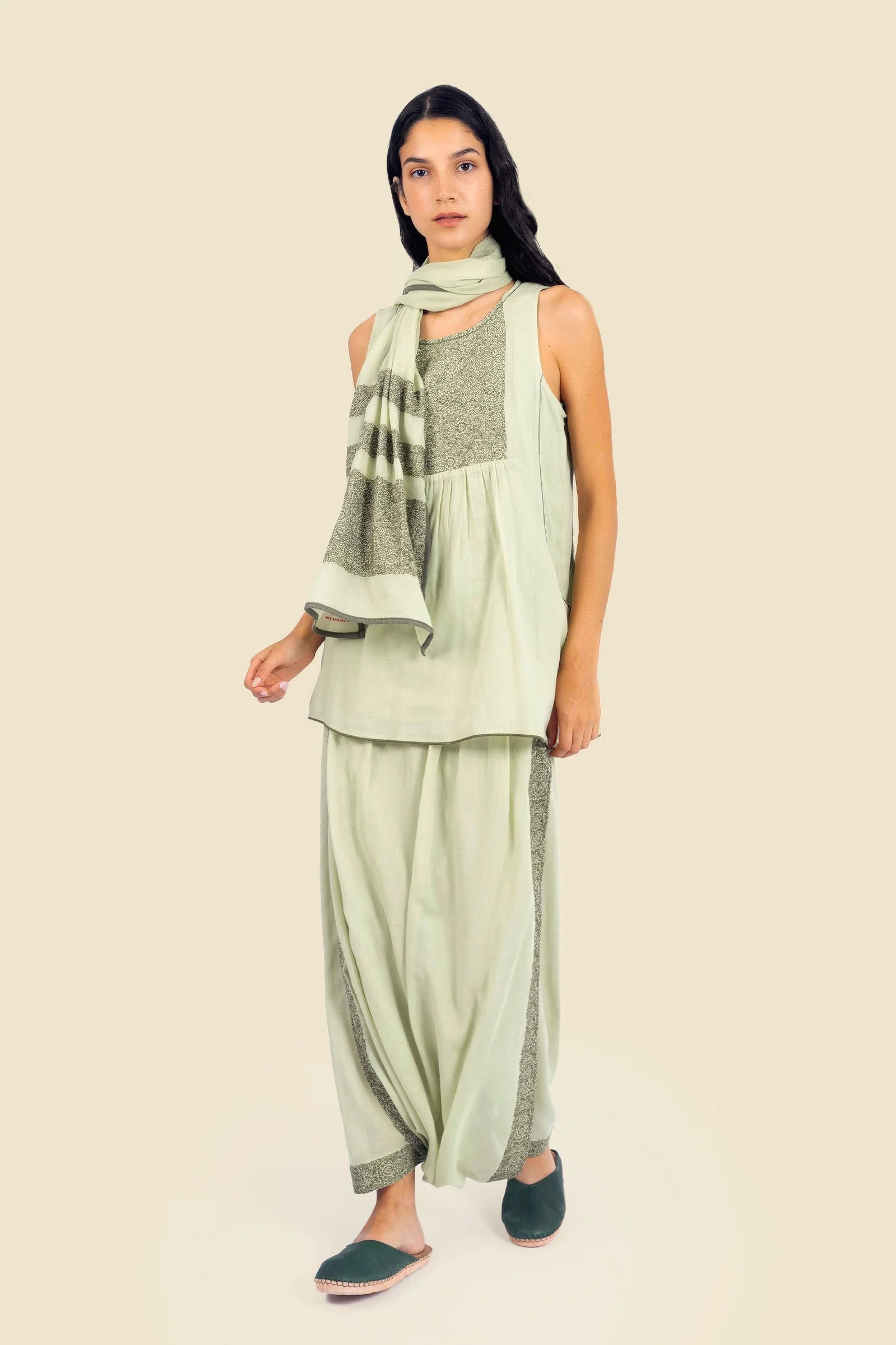 Sleeveless embroidered top in cotton gauze