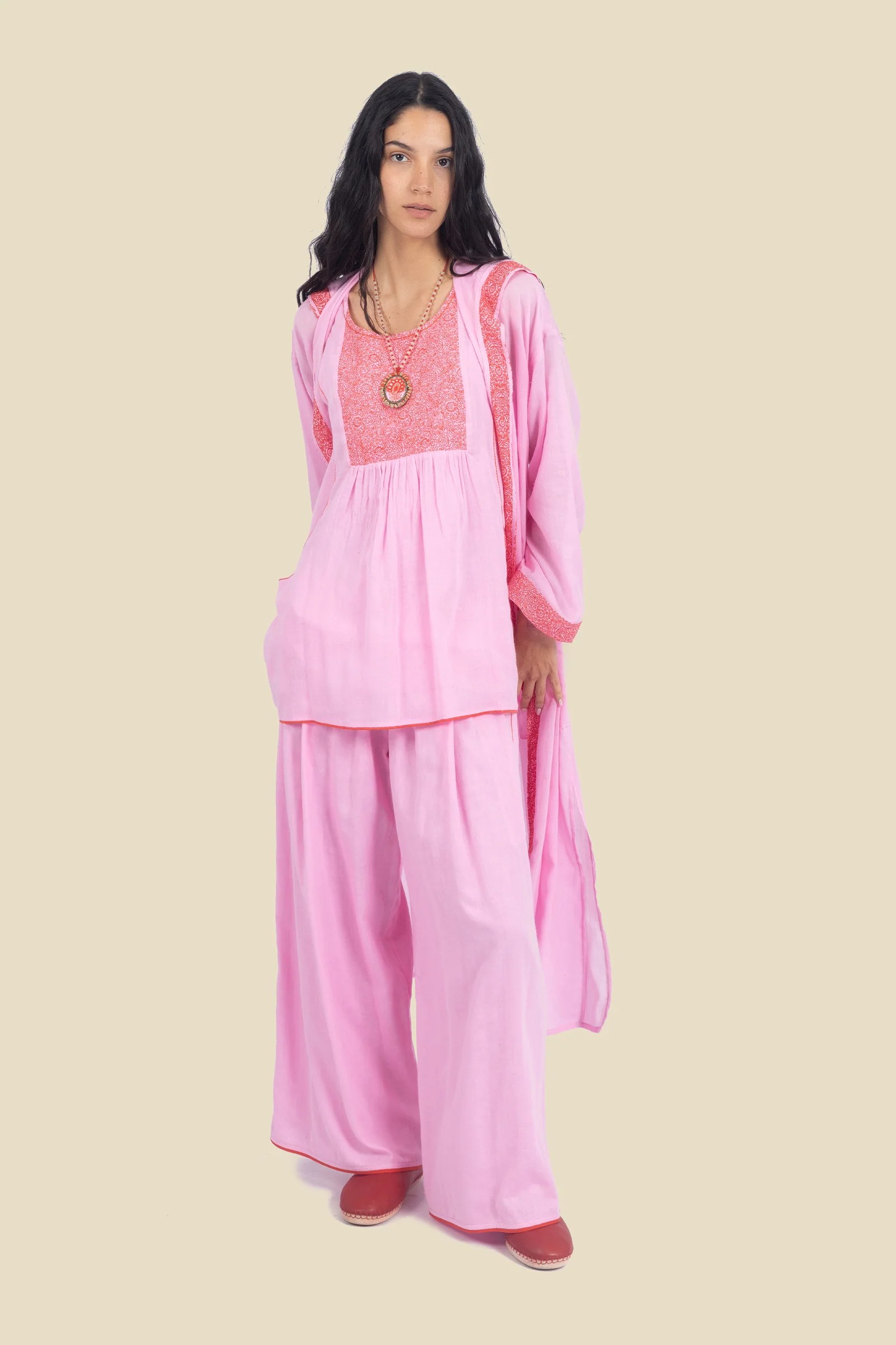 Sleeveless embroidered top in cotton gauze