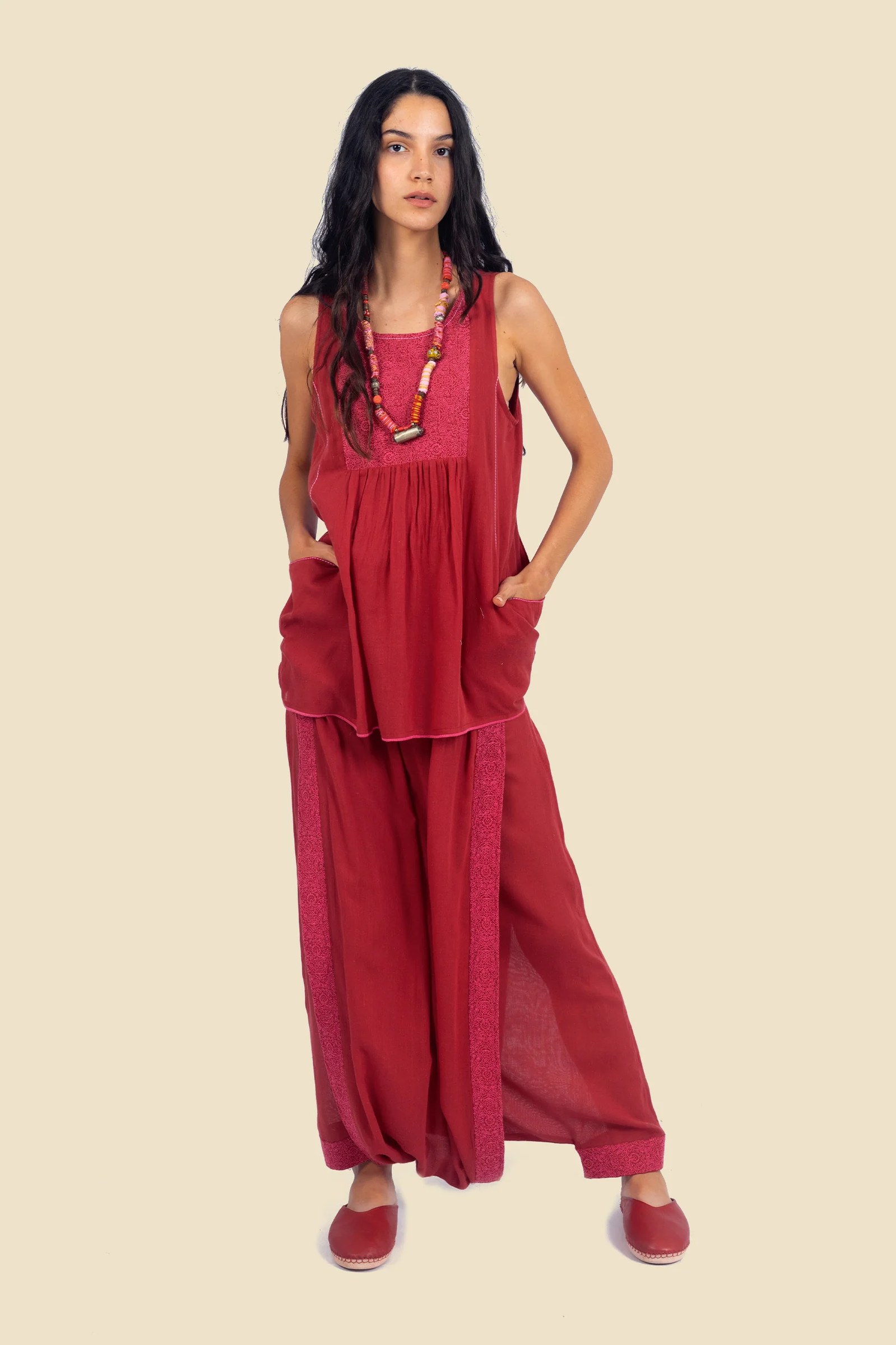 Sleeveless embroidered top in cotton gauze