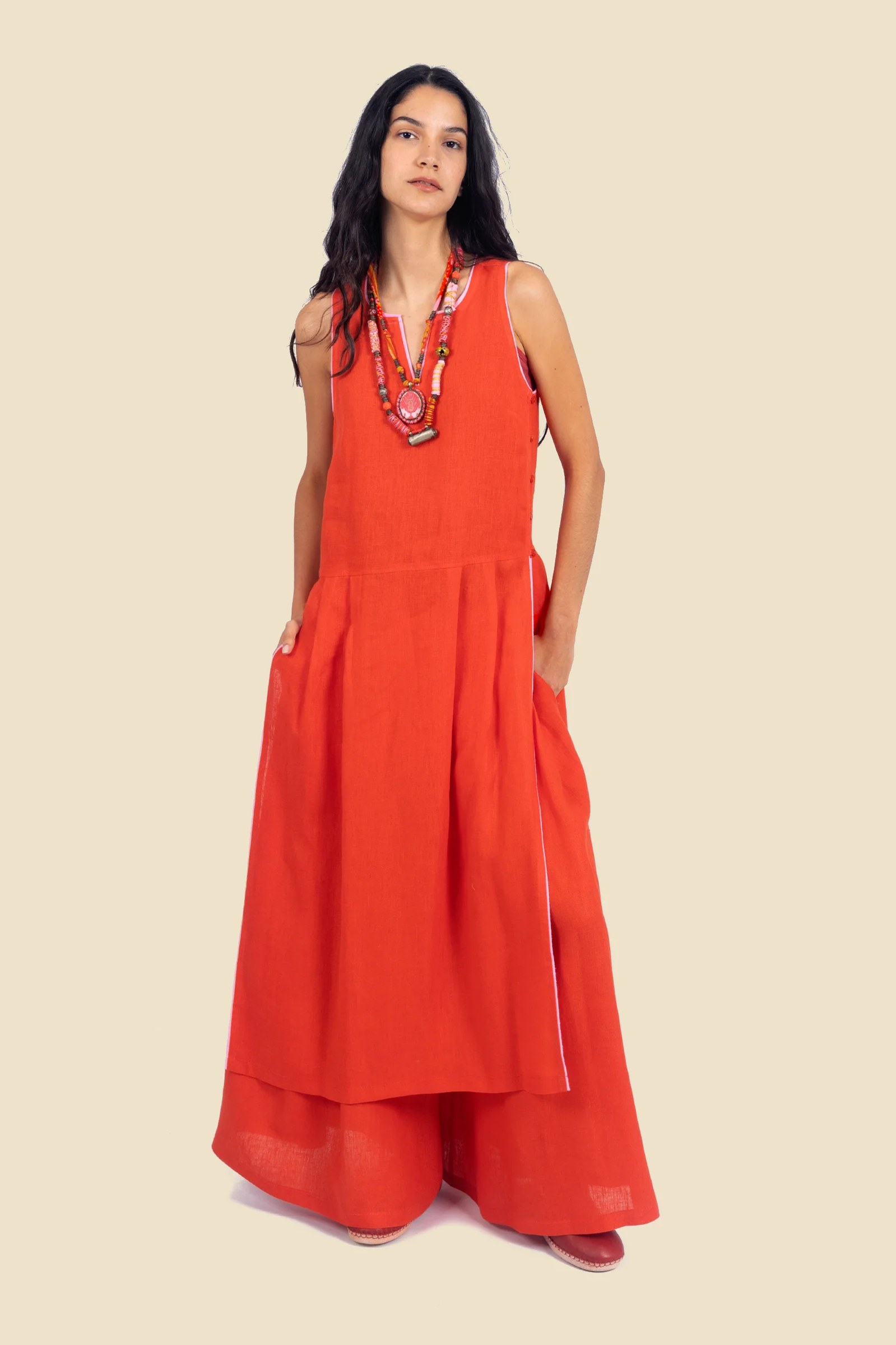 Sleeveless tunic dress in linen with contrasting color trims