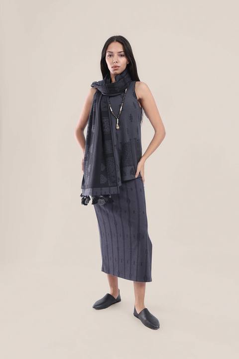 Patterned jacquard reversible asymmetric top
