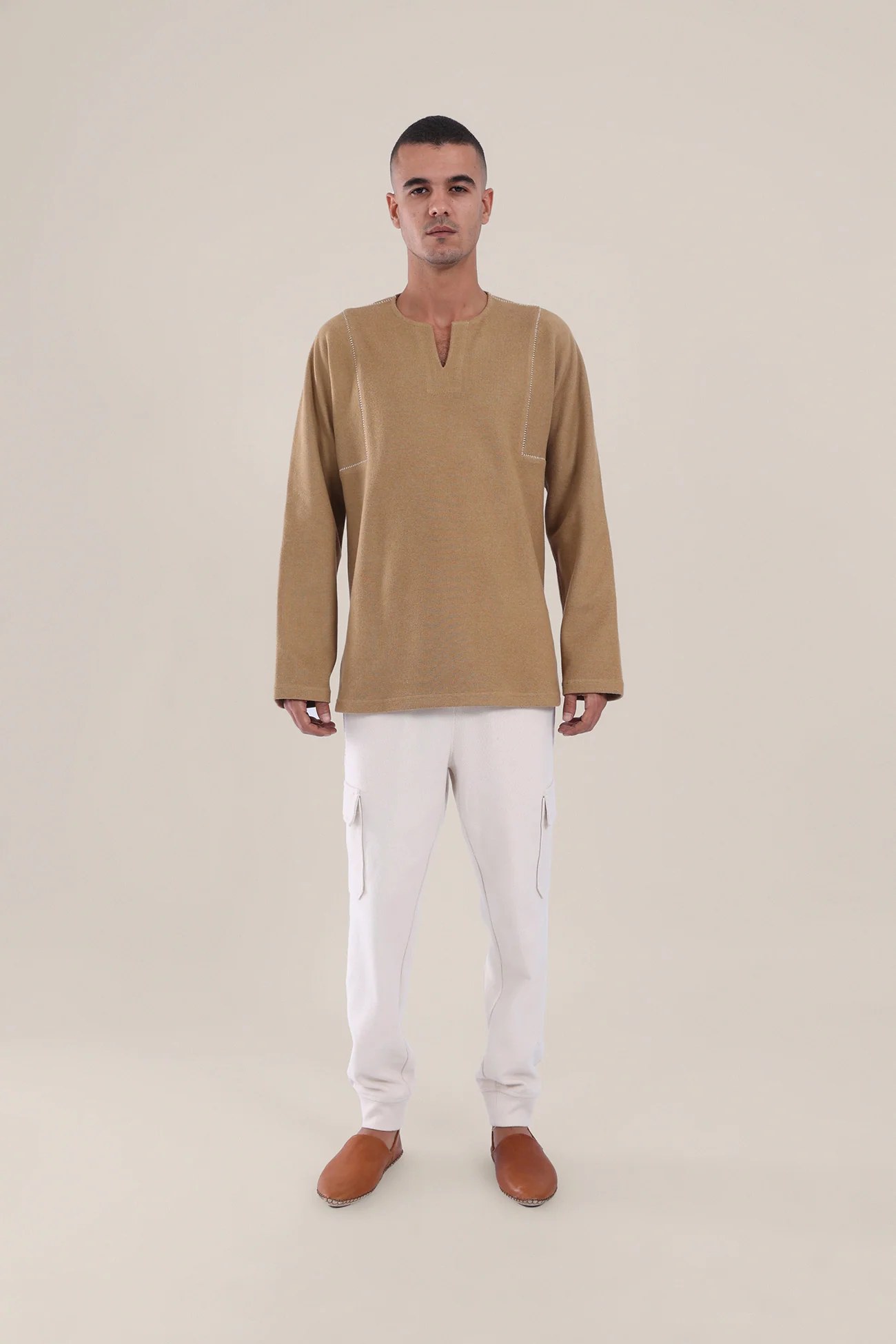 Round neckline sweater with slit