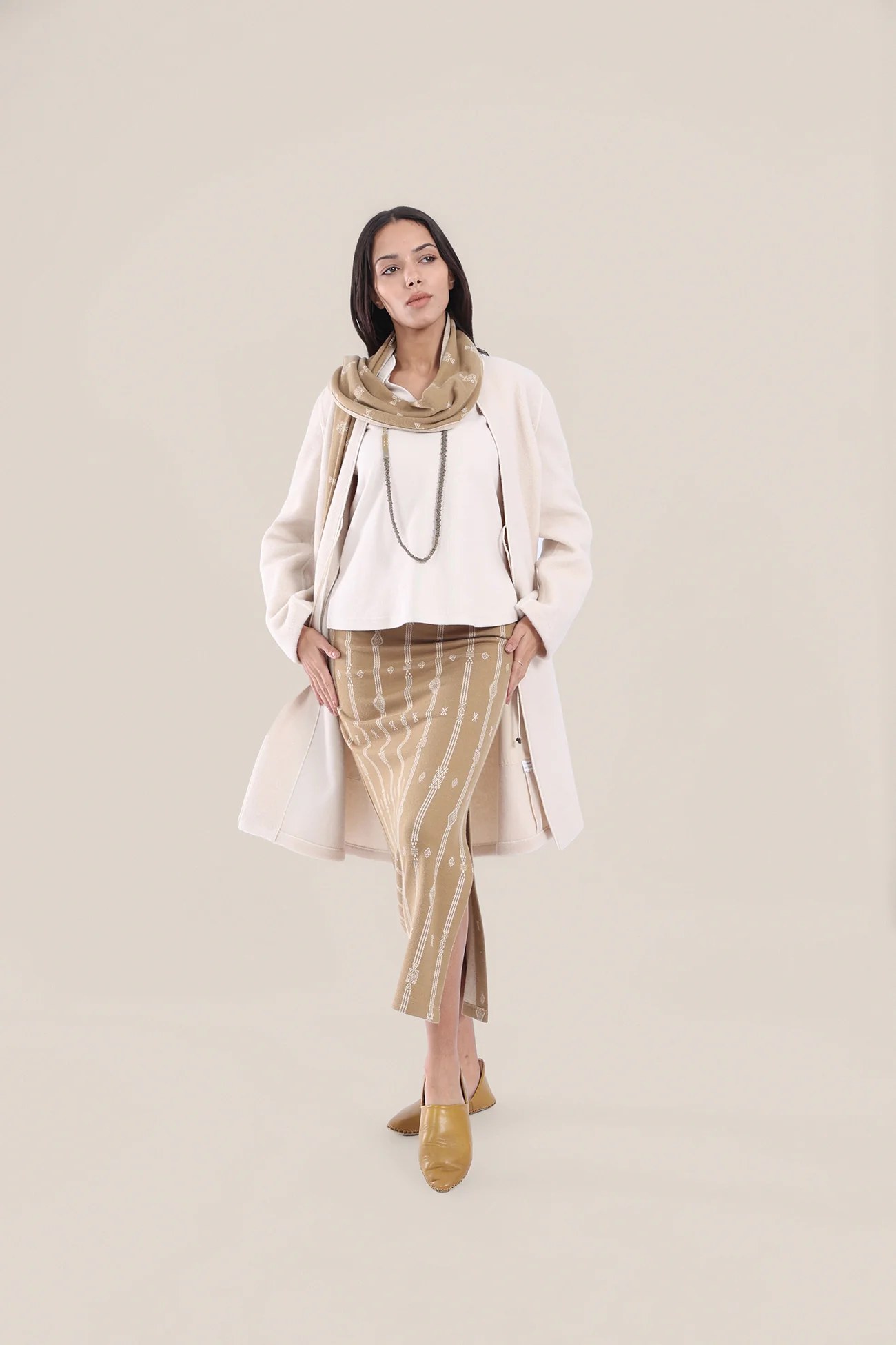 Slim fitting jacquard skirt