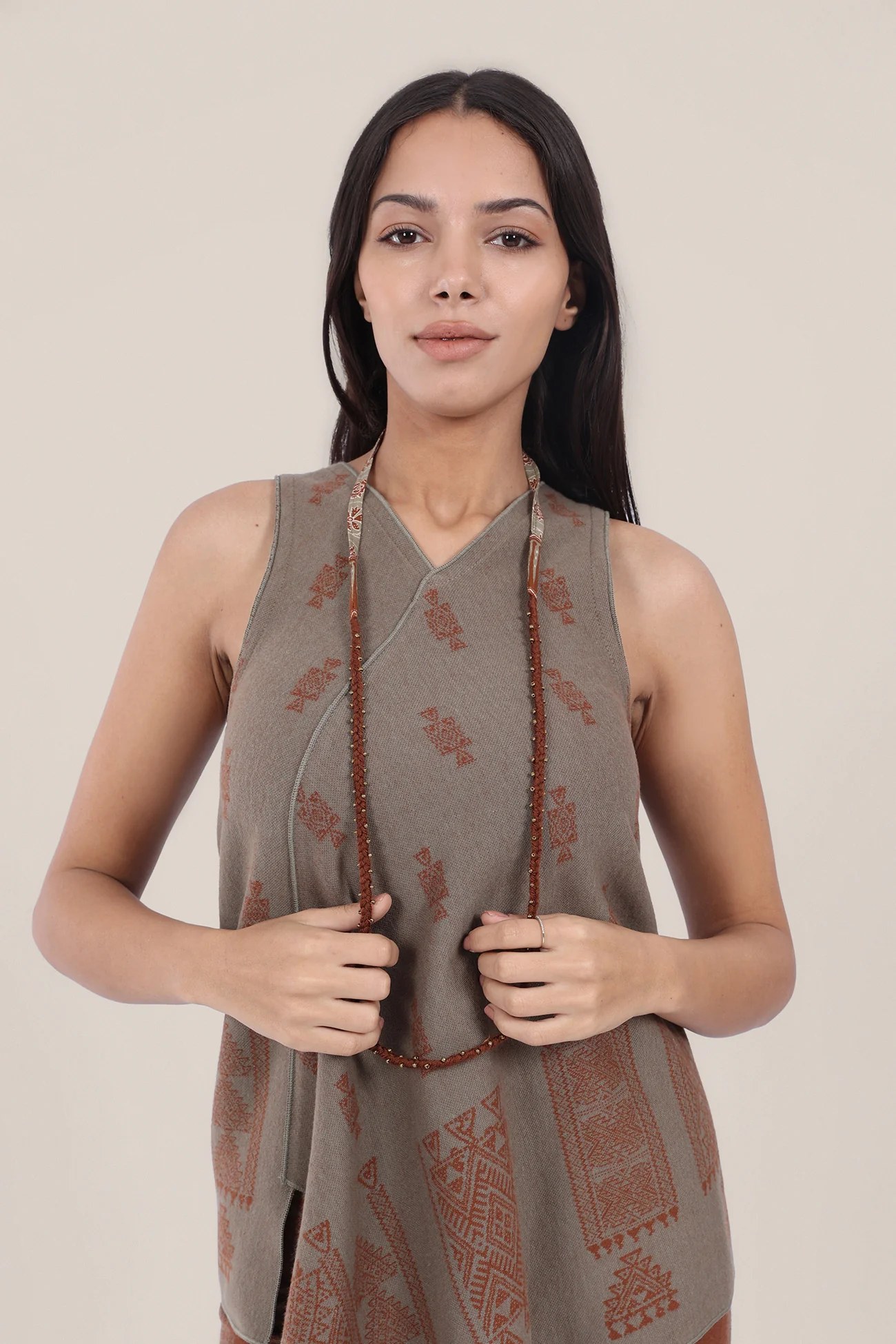 Long embroidered cotton-wool necklace
