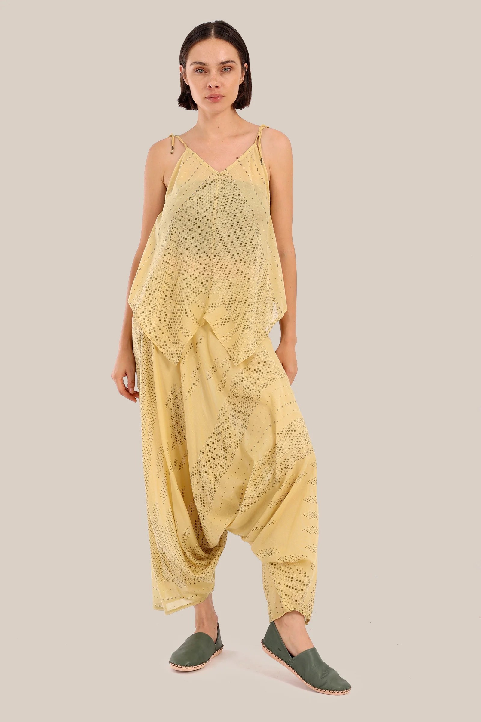 Harem pants with elastic waistline