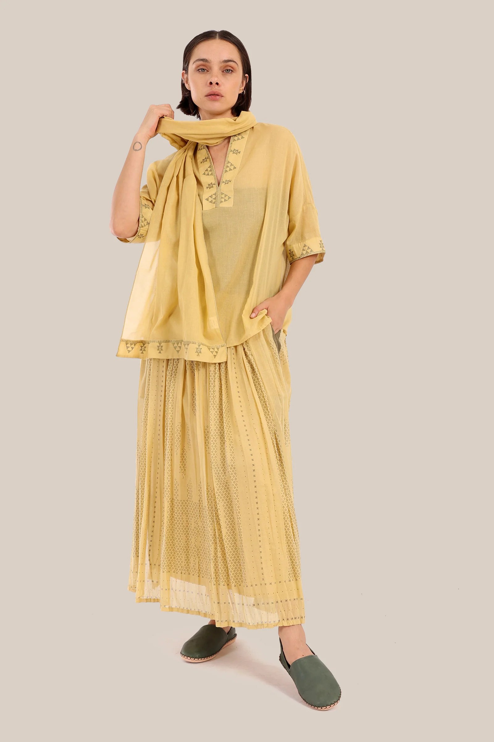 Loose fit embroidered short-sleeved top