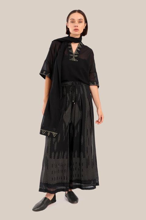 Loose fit embroidered short-sleeved top
