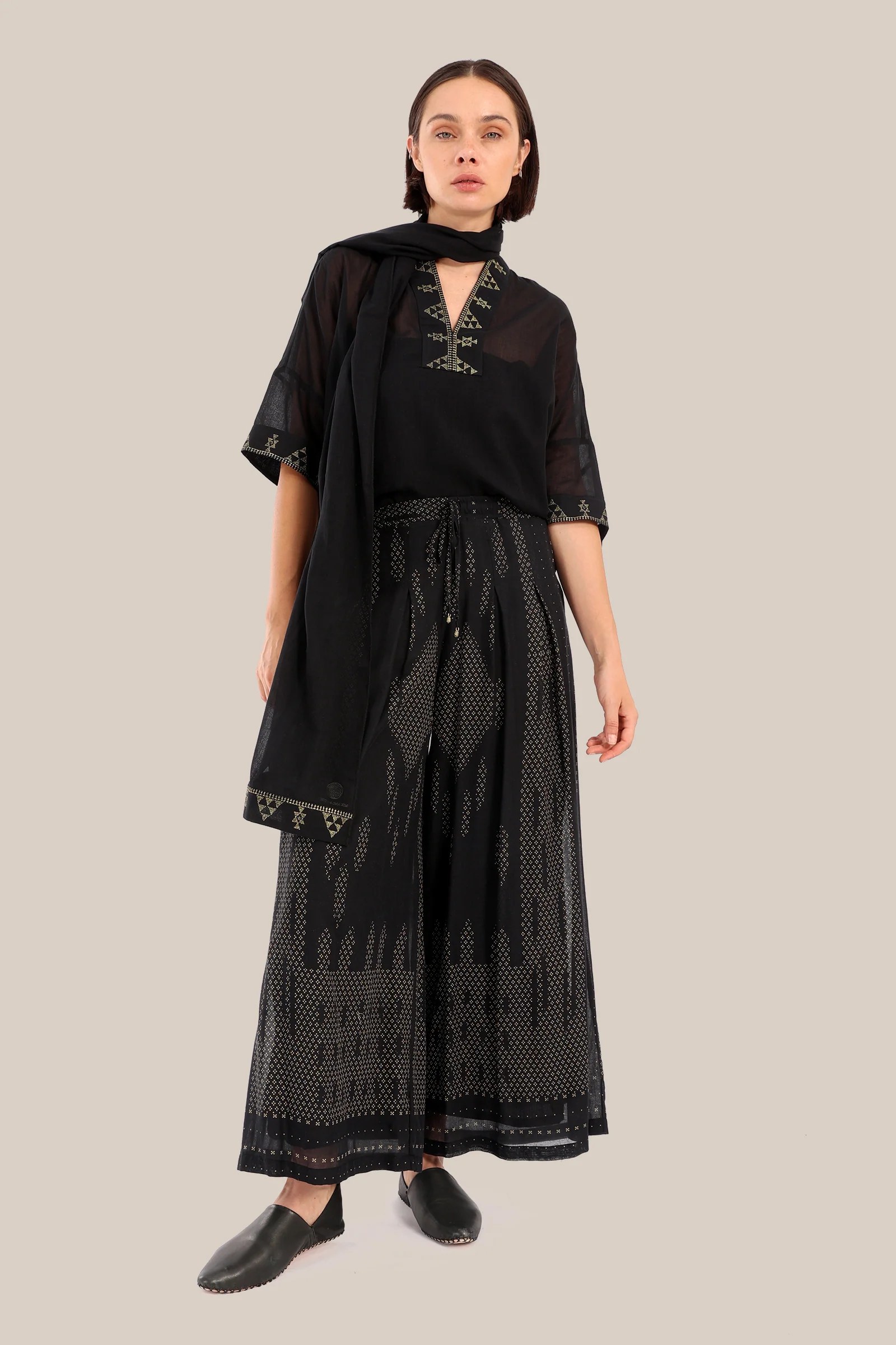 Loose fit embroidered short-sleeved top