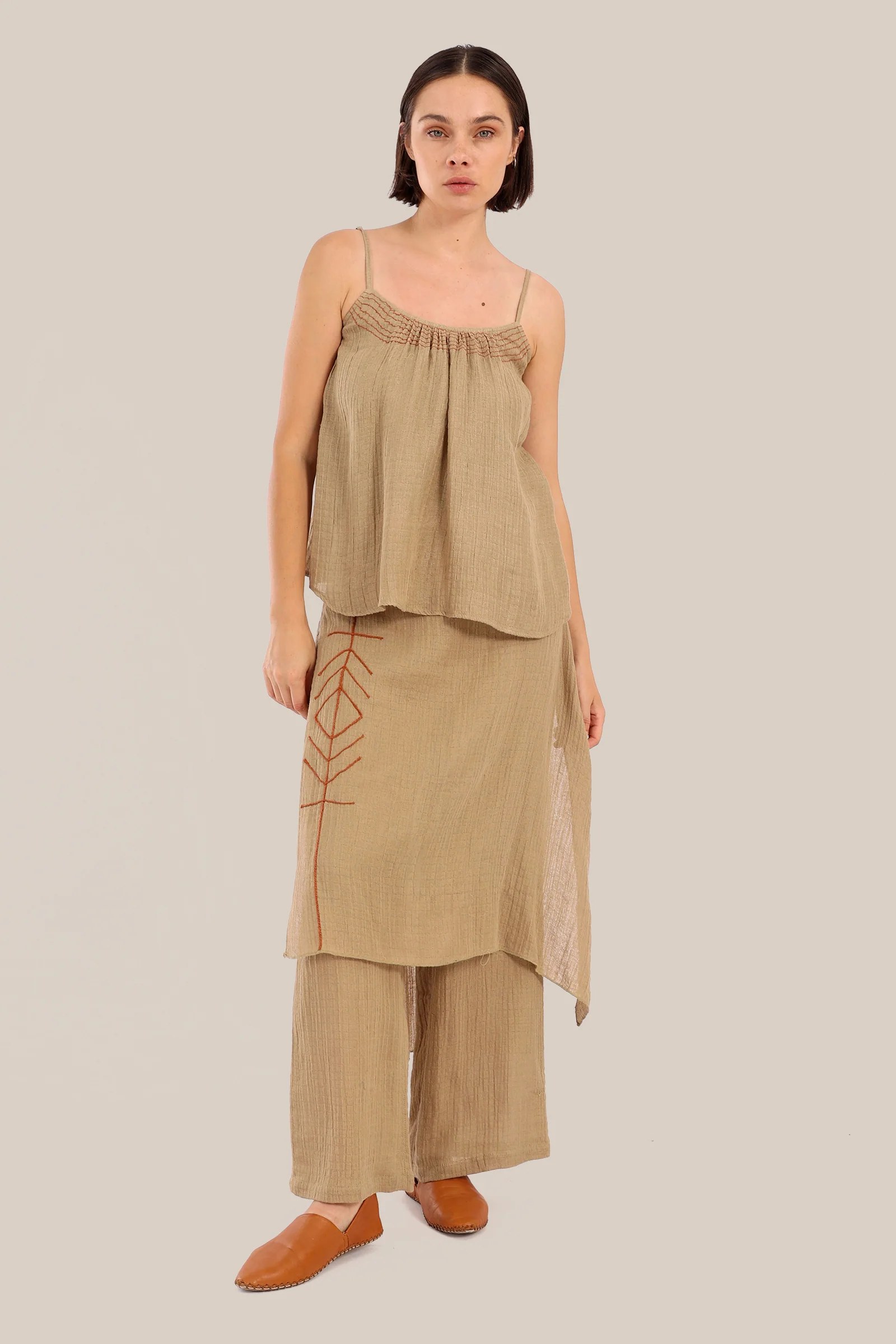 Sleeveless tank top with thin adjustable straps