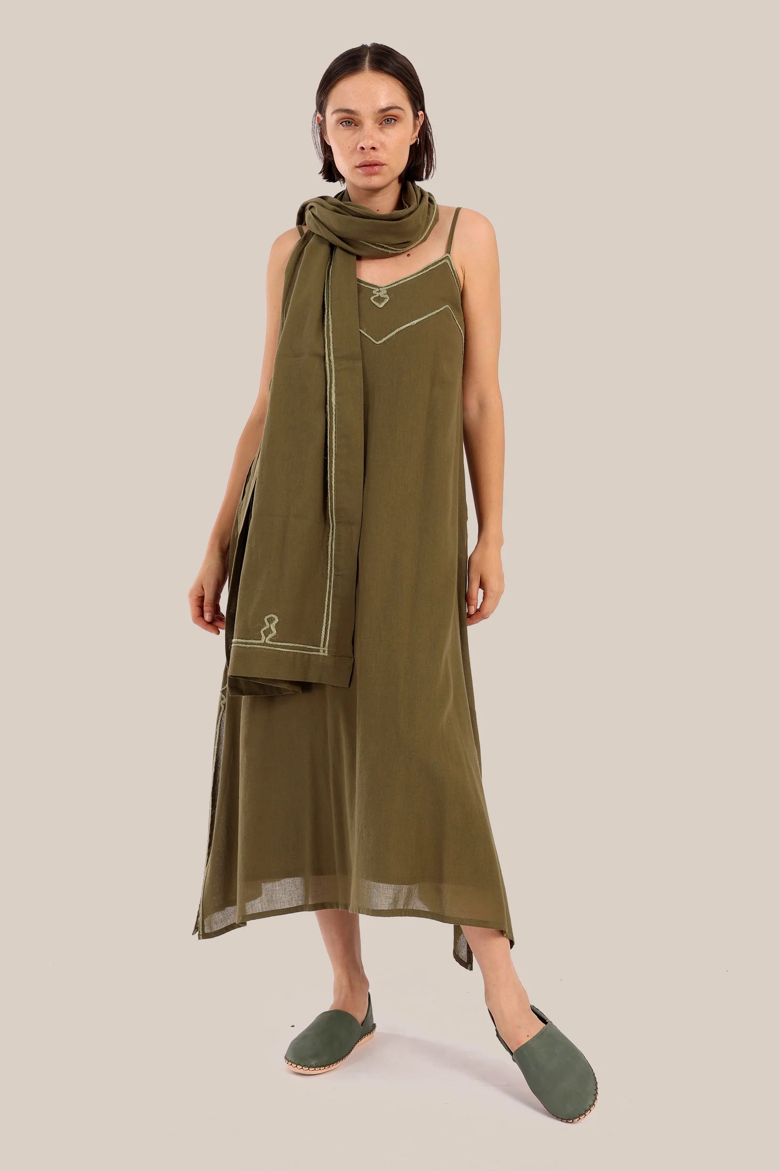 Embroidered long sleeveless dress with pockets