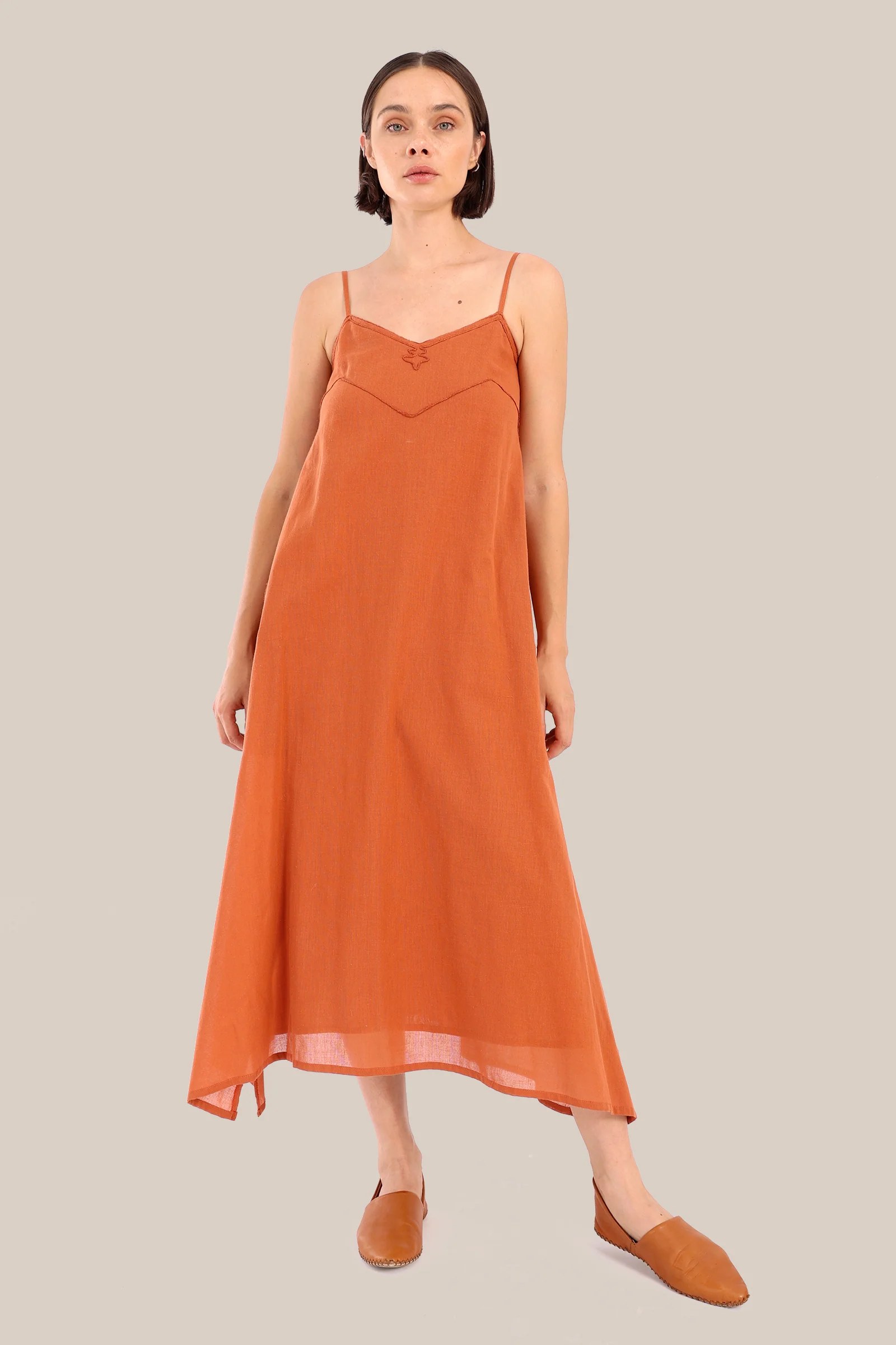 Embroidered long sleeveless dress with pockets