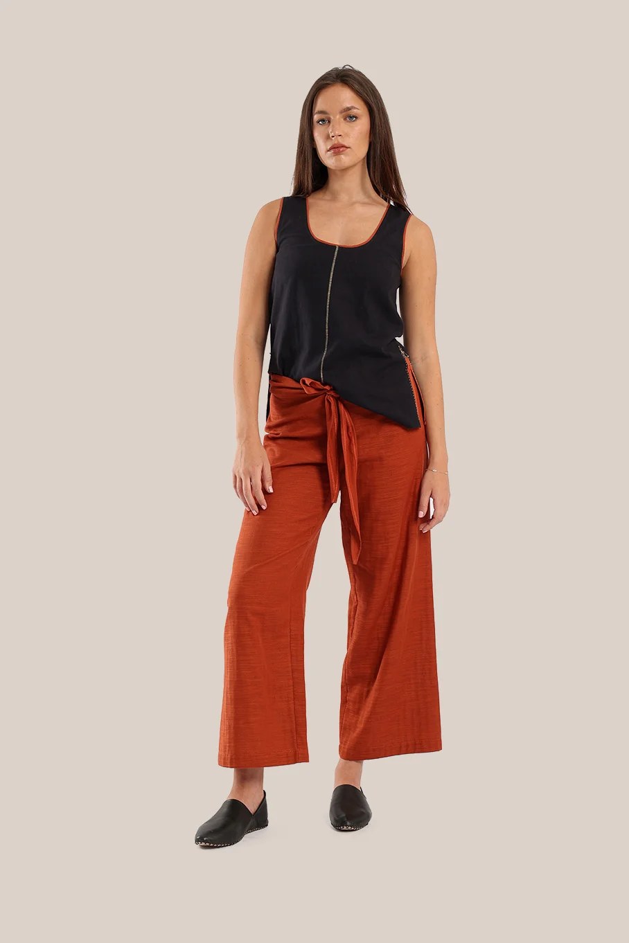 Sleeveless tank top with round front and back neckline