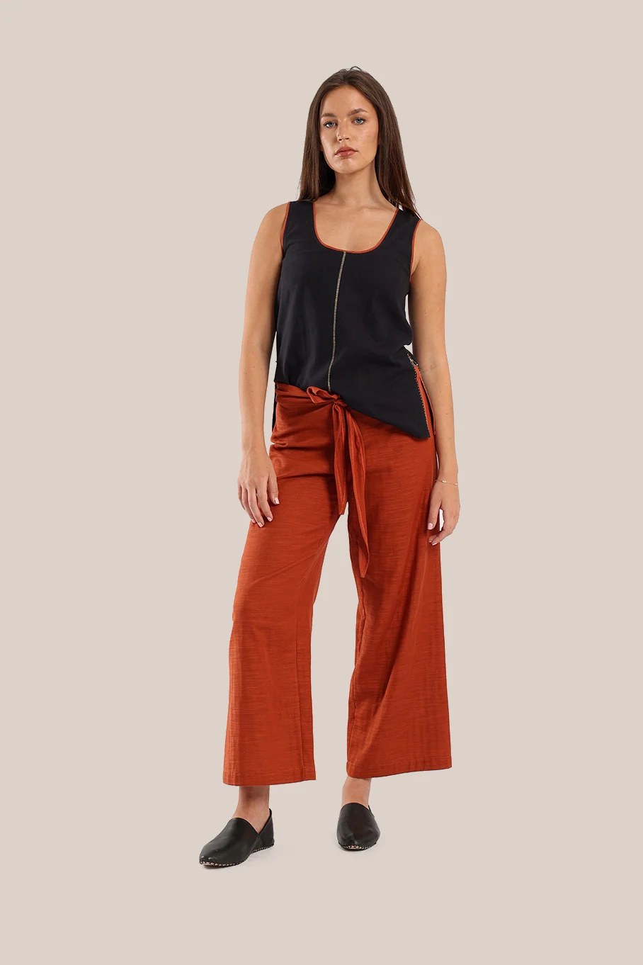 Sleeveless tank top with round front and back neckline