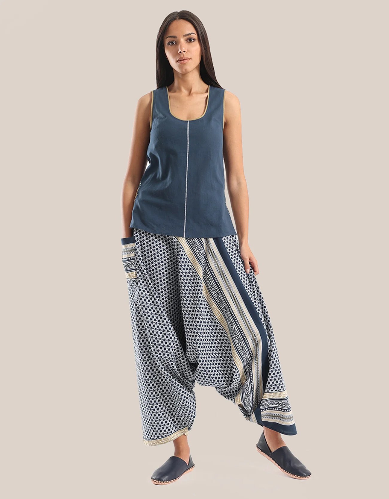 Sleeveless tank top with round front and back neckline