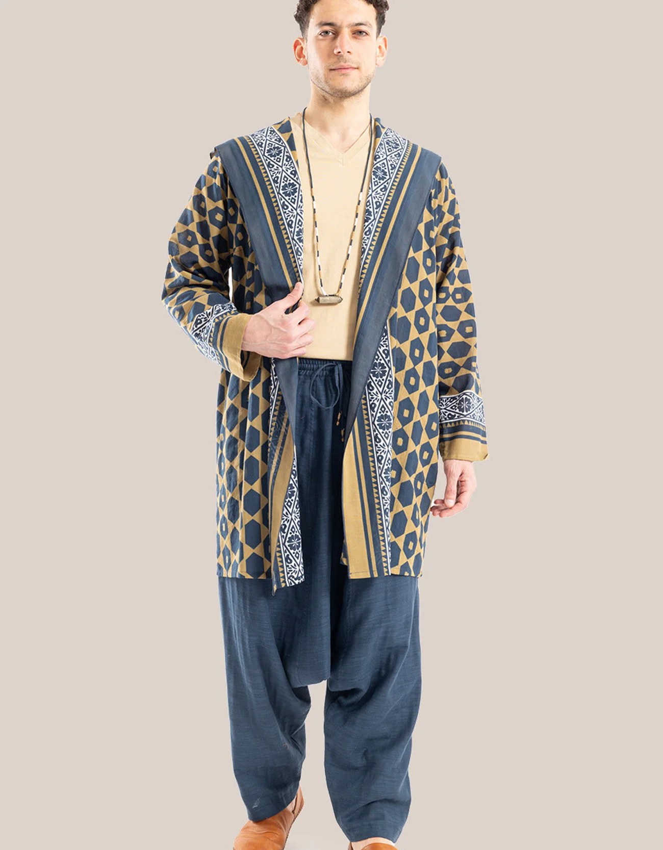 Hooded jacket with long sleeves