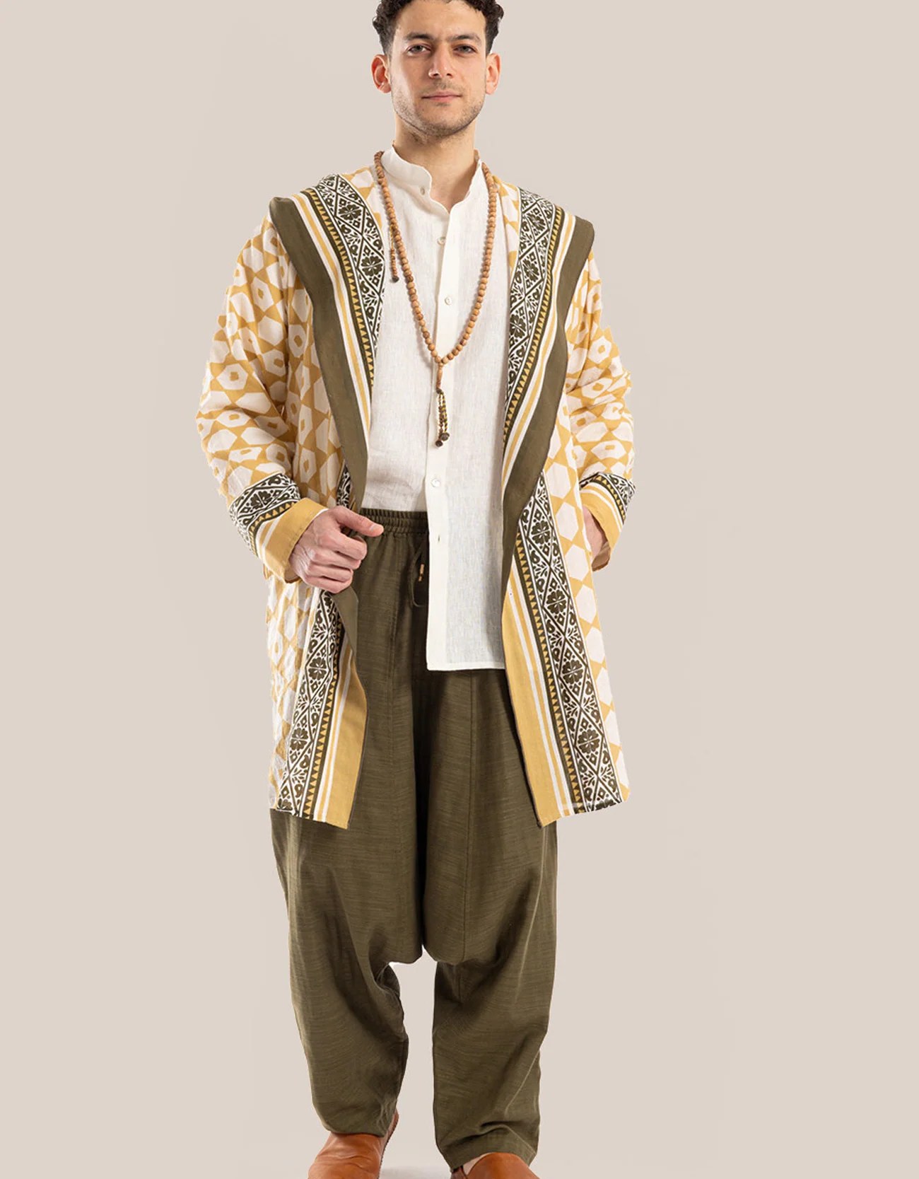 Hooded jacket with long sleeves