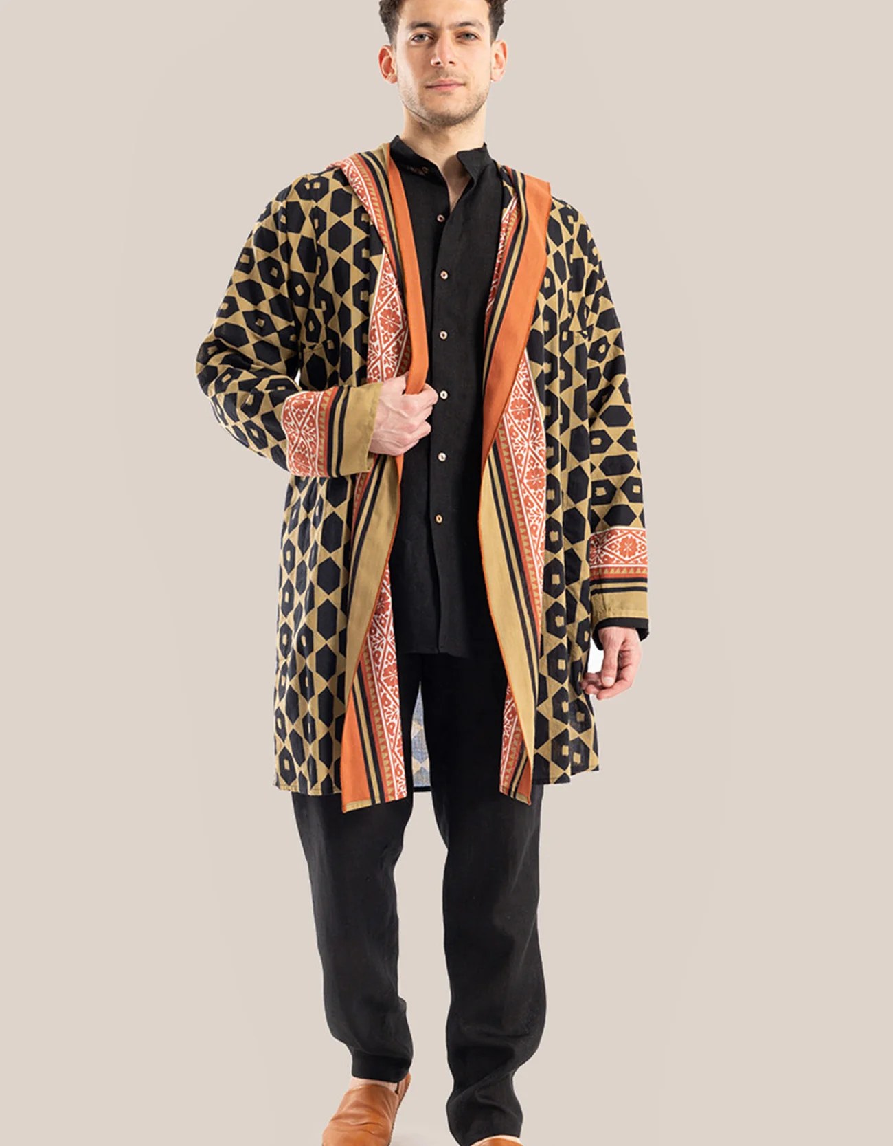 Hooded jacket with long sleeves