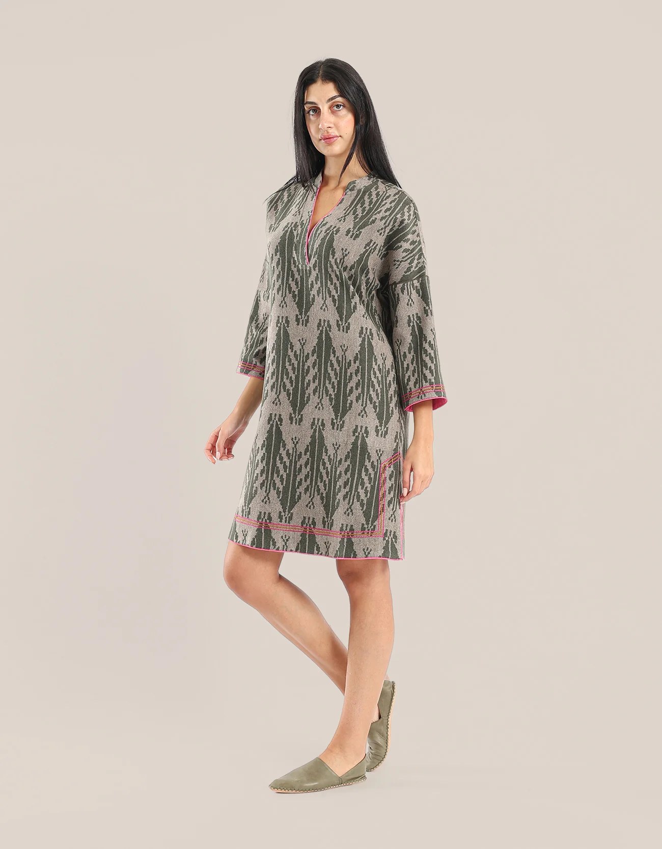 Short dress with contrasting color trims