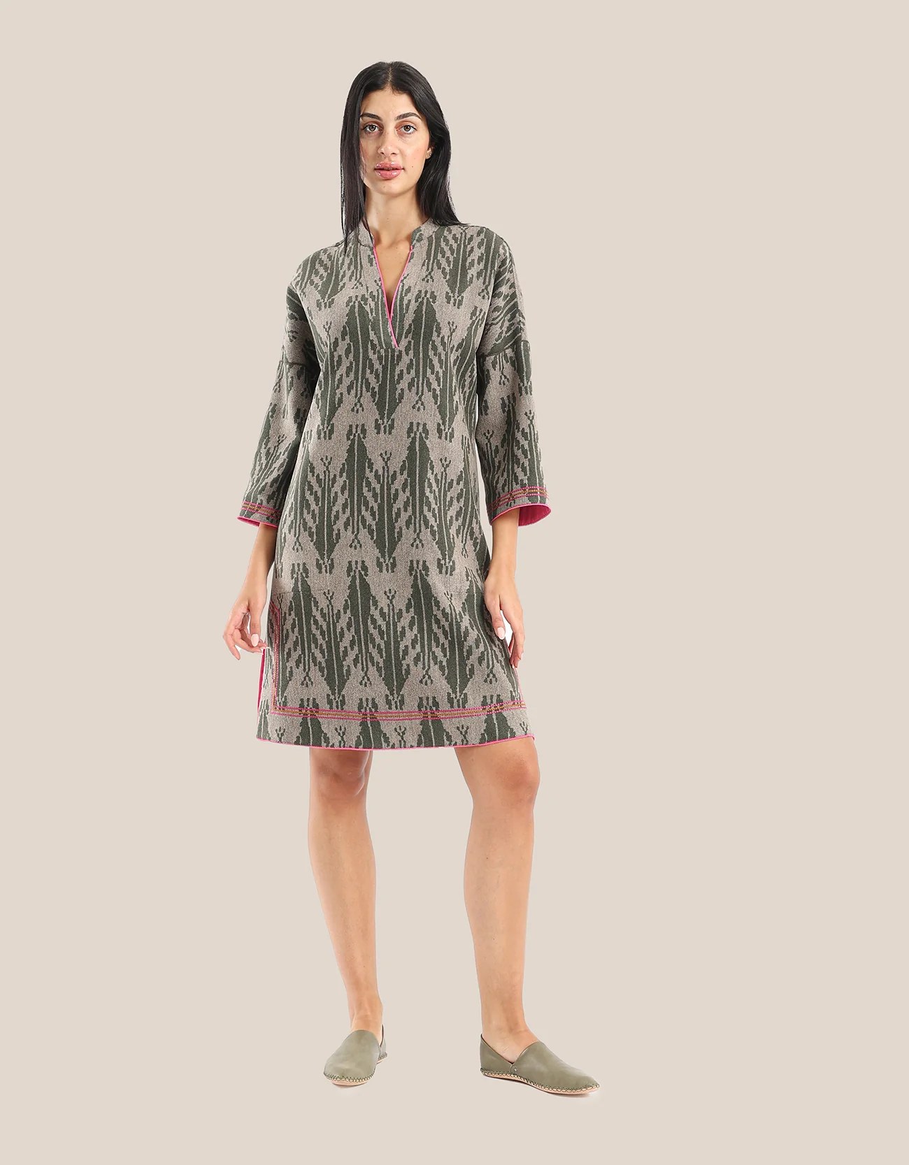 Short dress with contrasting color trims