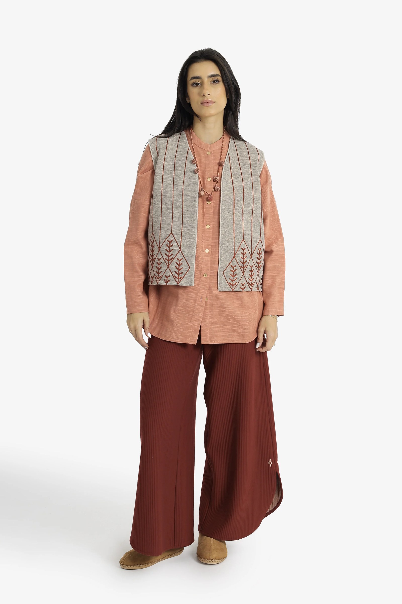 Embroidered short vest with wool yarn detailing
