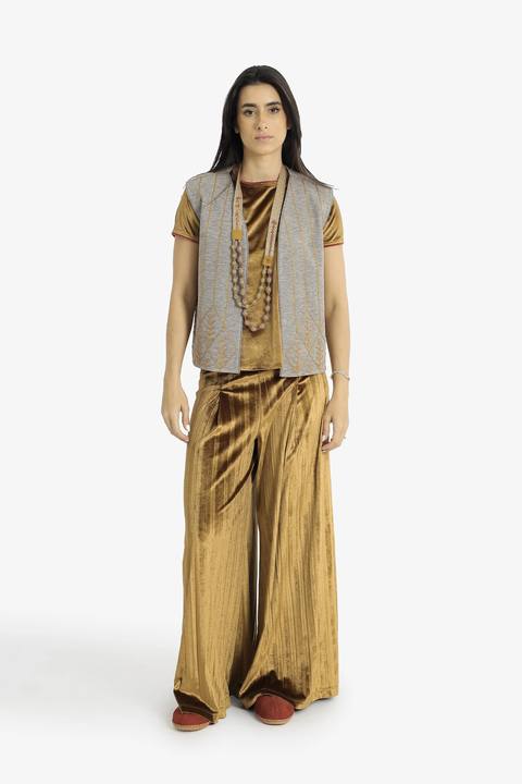 Embroidered short vest with wool yarn detailing