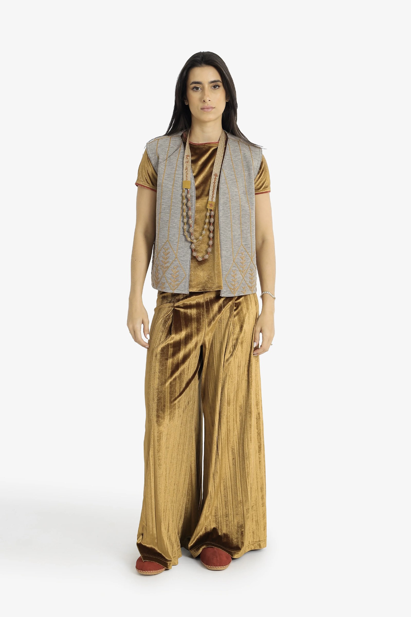 Embroidered short vest with wool yarn detailing