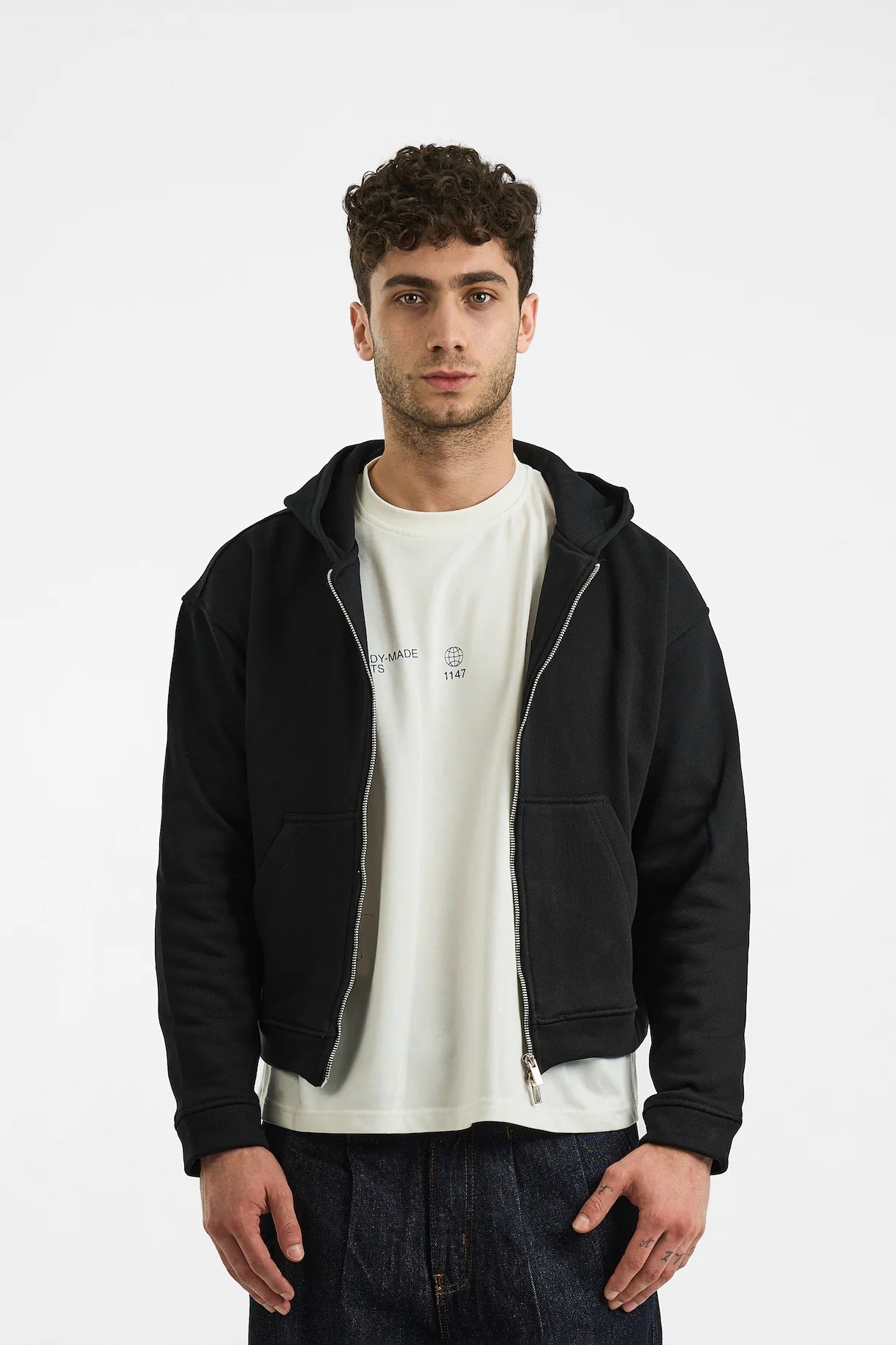 BLACK ESSENTIAL ZIP UP